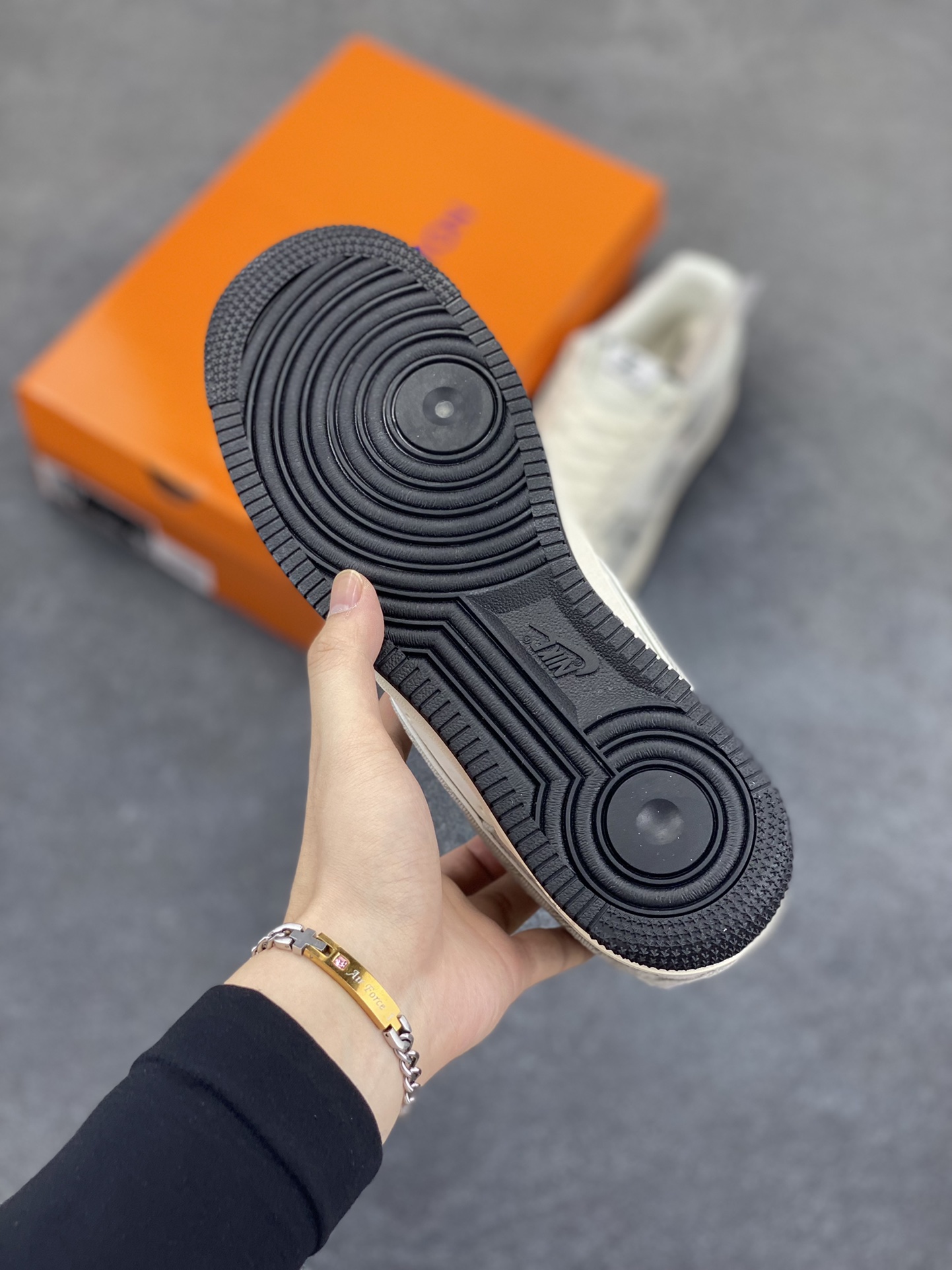 图片[5]-NIke Air Force 1 \’07 Low “LV联名——灰牛仔双勾”空军一号 低帮 运动鞋 休闲鞋 折边针车 工艺难度大 原楦头原纸板 原装鞋盒 定制五金配件 内置全掌气垫 原厂鞋底 货号：YX5066-343 尺码：36 36.5 37.5 38 38.5 39 40 40.5 41 42 42.5 43 44 44.5 45-选品中心