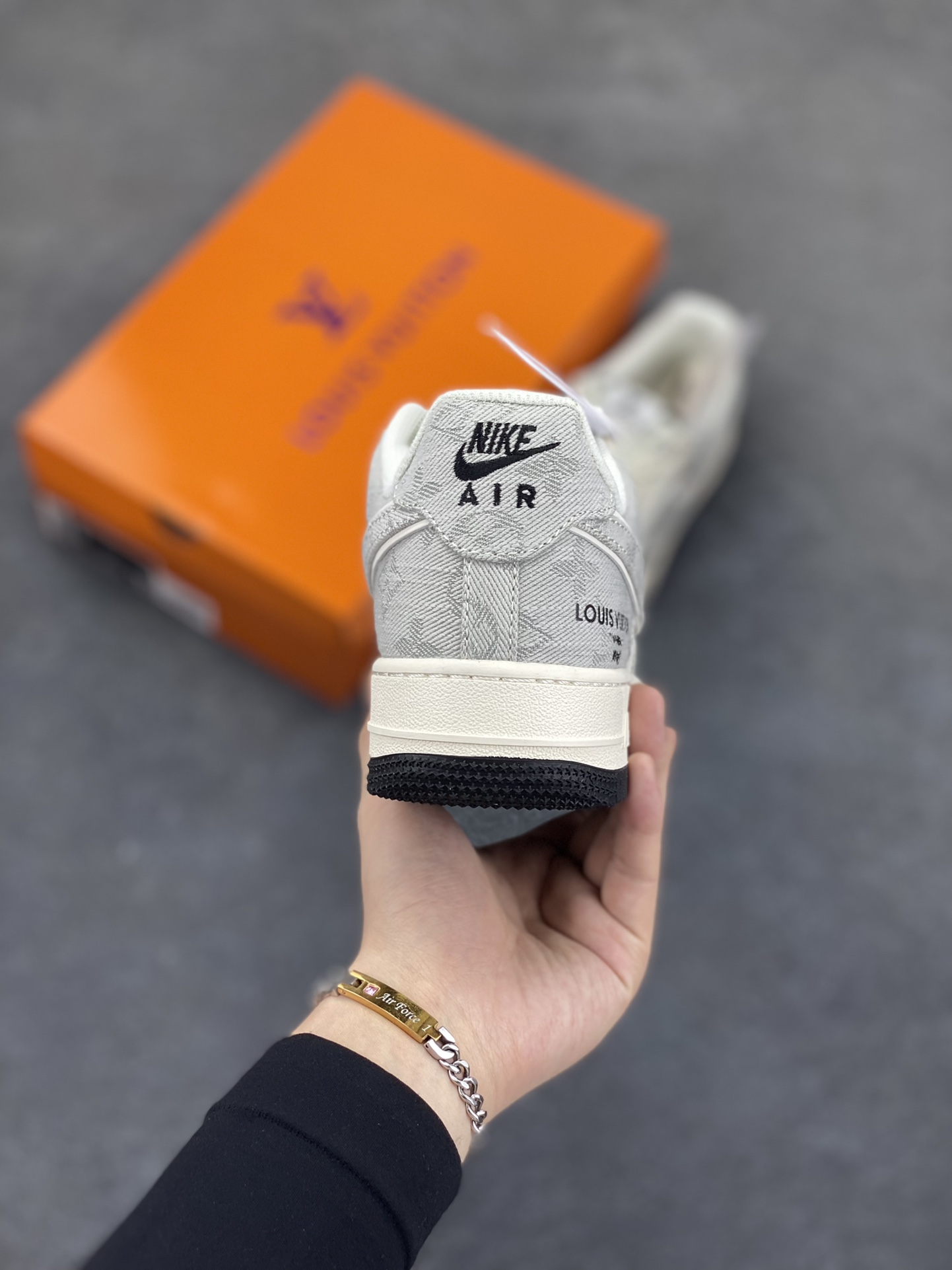 图片[4]-NIke Air Force 1 \’07 Low “LV联名——灰牛仔双勾”空军一号 低帮 运动鞋 休闲鞋 折边针车 工艺难度大 原楦头原纸板 原装鞋盒 定制五金配件 内置全掌气垫 原厂鞋底 货号：YX5066-343 尺码：36 36.5 37.5 38 38.5 39 40 40.5 41 42 42.5 43 44 44.5 45-选品中心