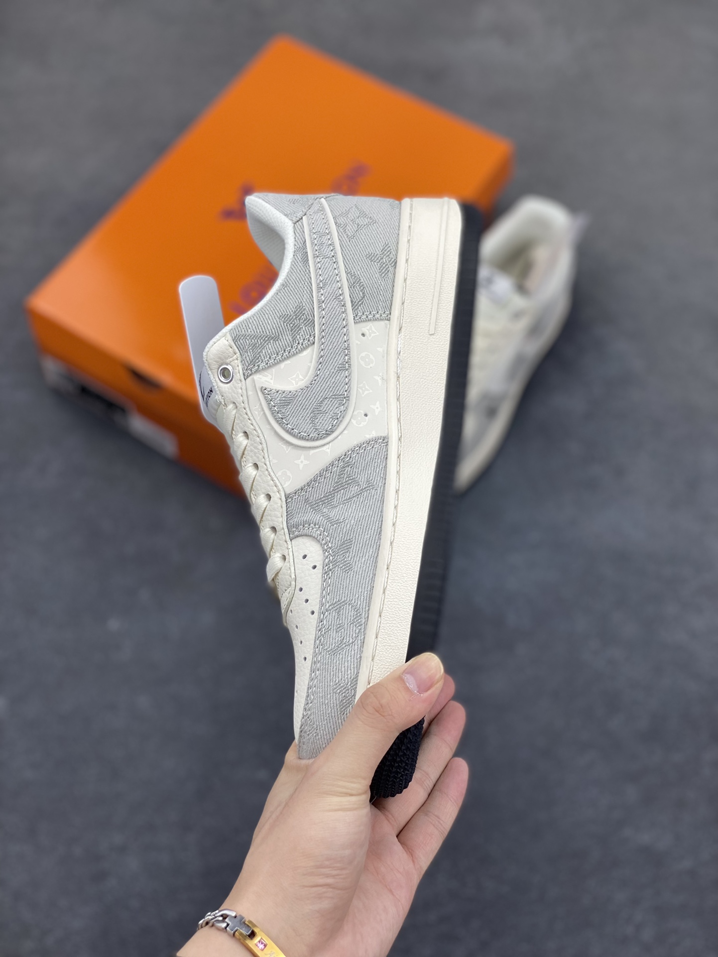 图片[3]-NIke Air Force 1 \’07 Low “LV联名——灰牛仔双勾”空军一号 低帮 运动鞋 休闲鞋 折边针车 工艺难度大 原楦头原纸板 原装鞋盒 定制五金配件 内置全掌气垫 原厂鞋底 货号：YX5066-343 尺码：36 36.5 37.5 38 38.5 39 40 40.5 41 42 42.5 43 44 44.5 45-选品中心