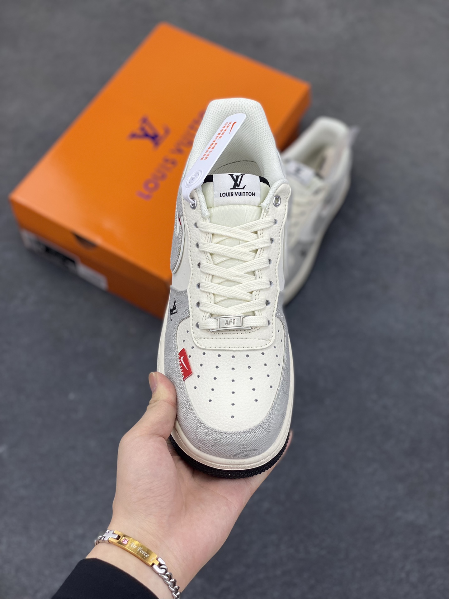 图片[2]-NIke Air Force 1 \’07 Low “LV联名——灰牛仔双勾”空军一号 低帮 运动鞋 休闲鞋 折边针车 工艺难度大 原楦头原纸板 原装鞋盒 定制五金配件 内置全掌气垫 原厂鞋底 货号：YX5066-343 尺码：36 36.5 37.5 38 38.5 39 40 40.5 41 42 42.5 43 44 44.5 45-选品中心