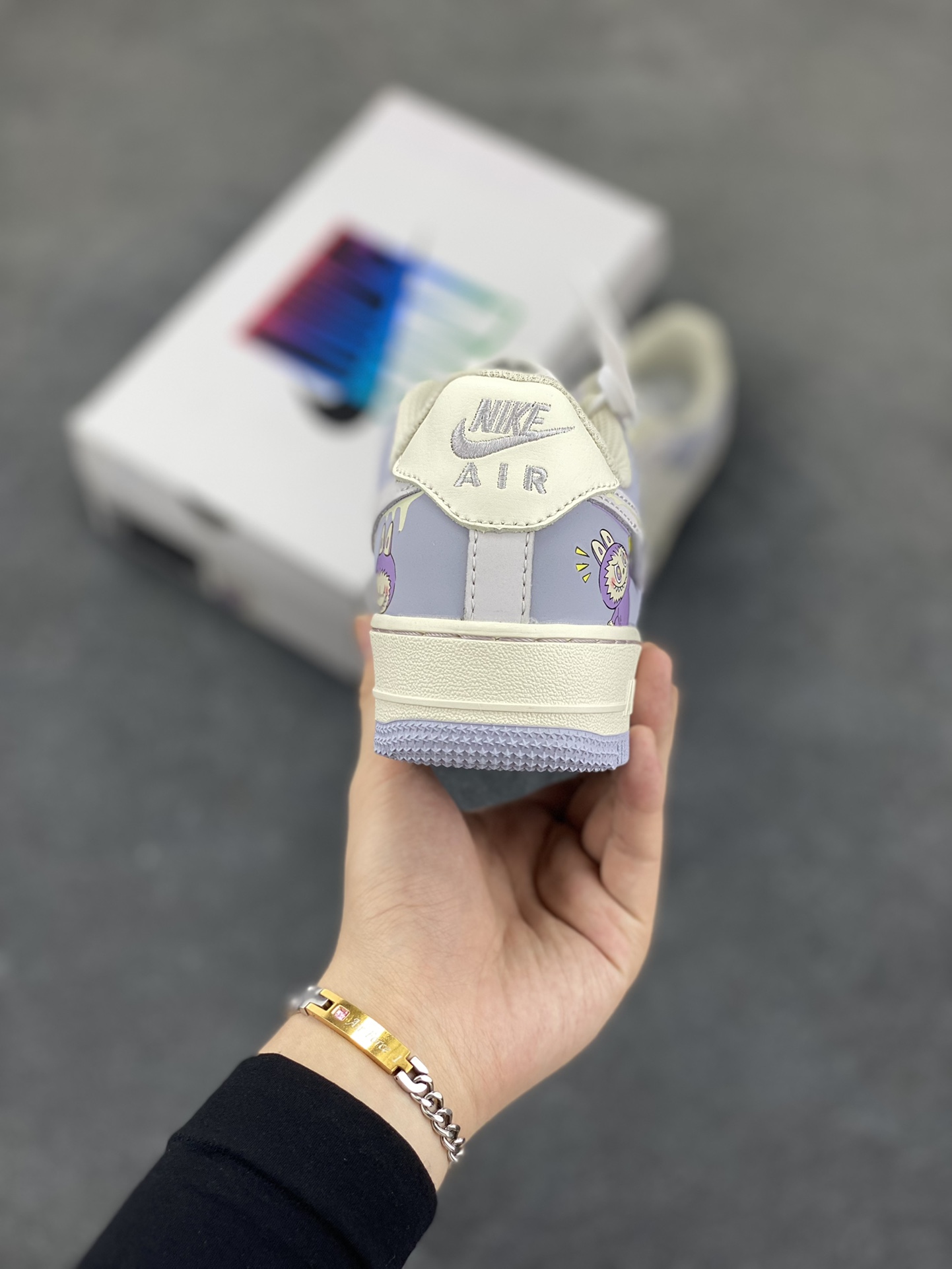 图片[4]-Nike Air Force 1 Low X Labubu “拉布布紫”空军一号低帮休闲运动板鞋 拉布布是一个充满魅力的小精灵。它有着色彩斑斓的身体，像是从梦幻世界中走出来的一样。它的眼睛如同璀璨的宝石，闪烁着神秘的光芒。 货号：DB3301-221 尺码：36 36.5 37.5 38 38.5 39 40 40.5 41 42 42.5 43 44 44.5 45-选品中心
