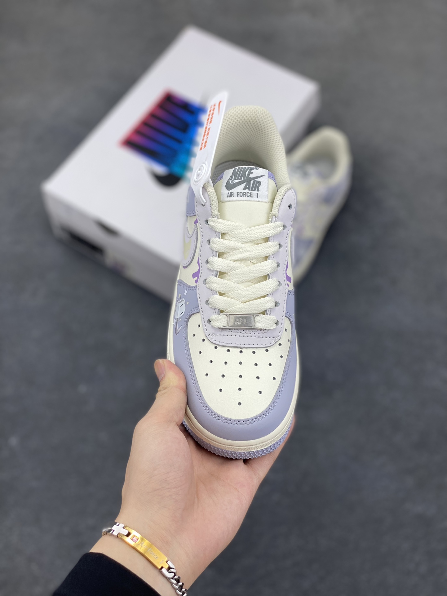 图片[2]-Nike Air Force 1 Low X Labubu “拉布布紫”空军一号低帮休闲运动板鞋 拉布布是一个充满魅力的小精灵。它有着色彩斑斓的身体，像是从梦幻世界中走出来的一样。它的眼睛如同璀璨的宝石，闪烁着神秘的光芒。 货号：DB3301-221 尺码：36 36.5 37.5 38 38.5 39 40 40.5 41 42 42.5 43 44 44.5 45-选品中心