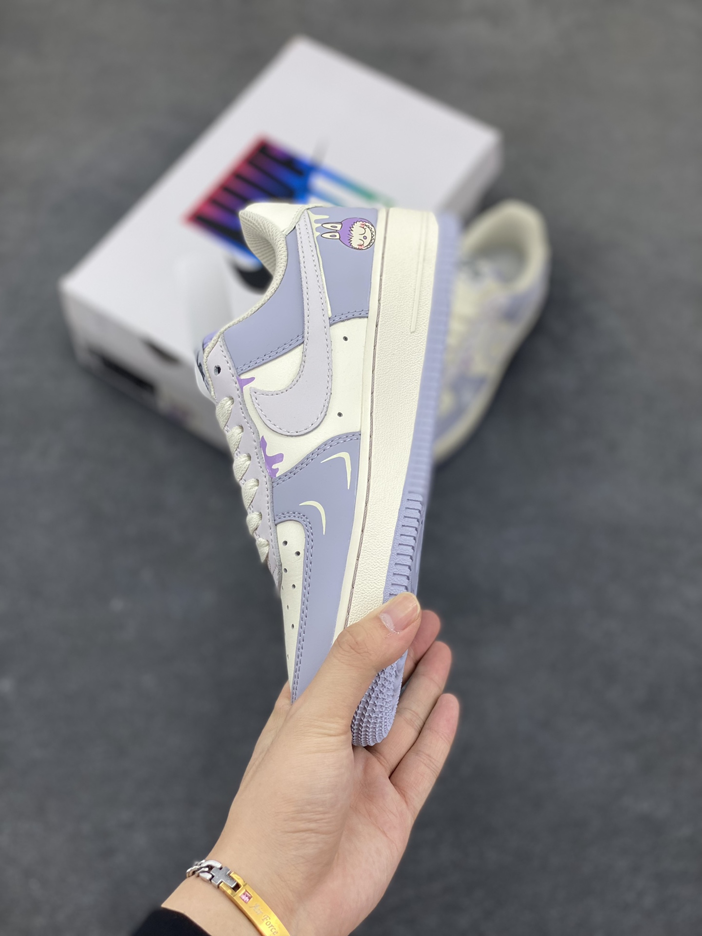 图片[3]-Nike Air Force 1 Low X Labubu “拉布布紫”空军一号低帮休闲运动板鞋 拉布布是一个充满魅力的小精灵。它有着色彩斑斓的身体，像是从梦幻世界中走出来的一样。它的眼睛如同璀璨的宝石，闪烁着神秘的光芒。 货号：DB3301-221 尺码：36 36.5 37.5 38 38.5 39 40 40.5 41 42 42.5 43 44 44.5 45-选品中心