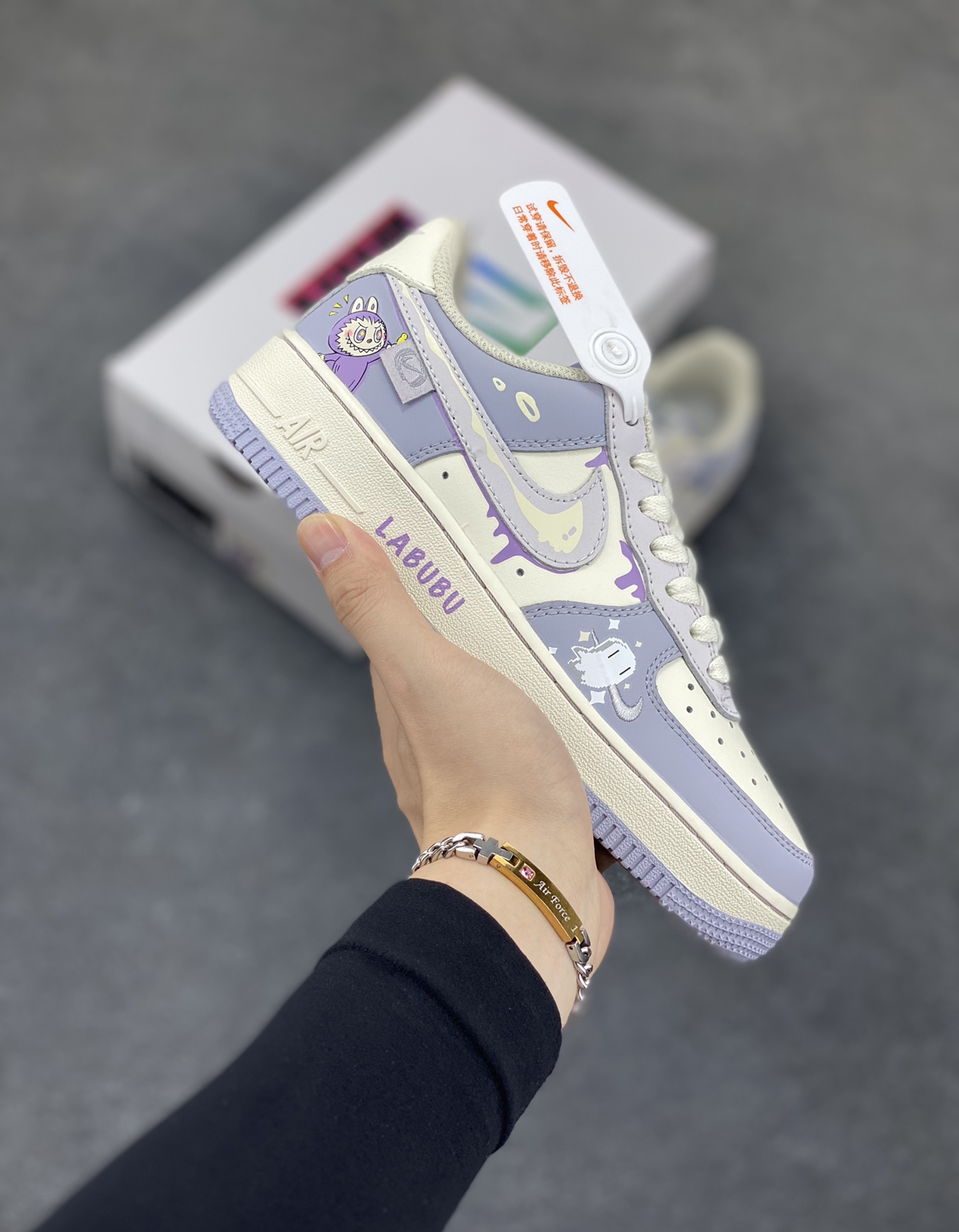 Nike Air Force 1 Low X Labubu “拉布布紫”空军一号低帮休闲运动板鞋 拉布布是一个充满魅力的小精灵。它有着色彩斑斓的身体,像是从梦幻世界中走出来的一样。它的眼睛如同璀璨的宝石,闪烁着神秘的光芒。 货号:DB3301-221 尺码:36 36.5 37.5 38 38.5 39 40 40.5 41 42 42.5 43 44 44.5 45-选品中心
