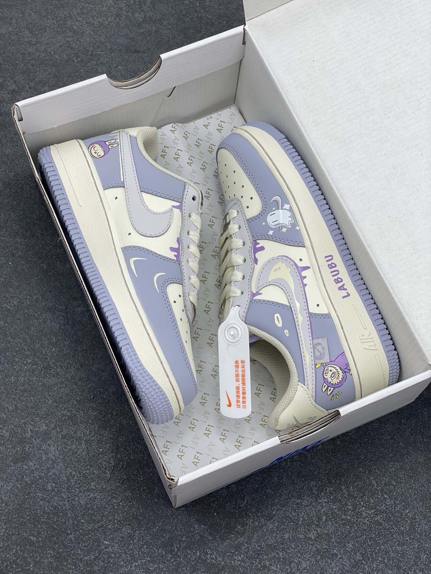 图片[9]-Nike Air Force 1 Low X Labubu “拉布布紫”空军一号低帮休闲运动板鞋 拉布布是一个充满魅力的小精灵。它有着色彩斑斓的身体，像是从梦幻世界中走出来的一样。它的眼睛如同璀璨的宝石，闪烁着神秘的光芒。 货号：DB3301-221 尺码：36 36.5 37.5 38 38.5 39 40 40.5 41 42 42.5 43 44 44.5 45-选品中心