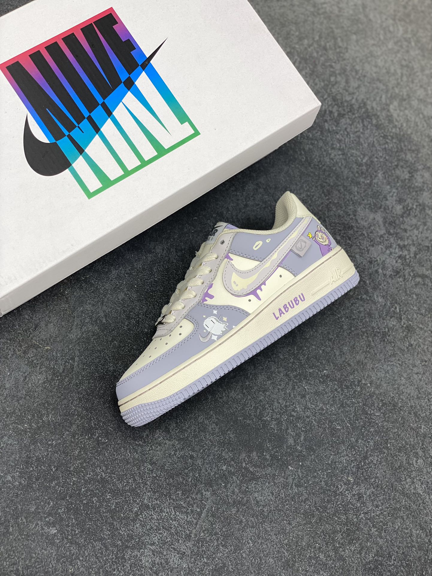 图片[7]-Nike Air Force 1 Low X Labubu “拉布布紫”空军一号低帮休闲运动板鞋 拉布布是一个充满魅力的小精灵。它有着色彩斑斓的身体，像是从梦幻世界中走出来的一样。它的眼睛如同璀璨的宝石，闪烁着神秘的光芒。 货号：DB3301-221 尺码：36 36.5 37.5 38 38.5 39 40 40.5 41 42 42.5 43 44 44.5 45-选品中心