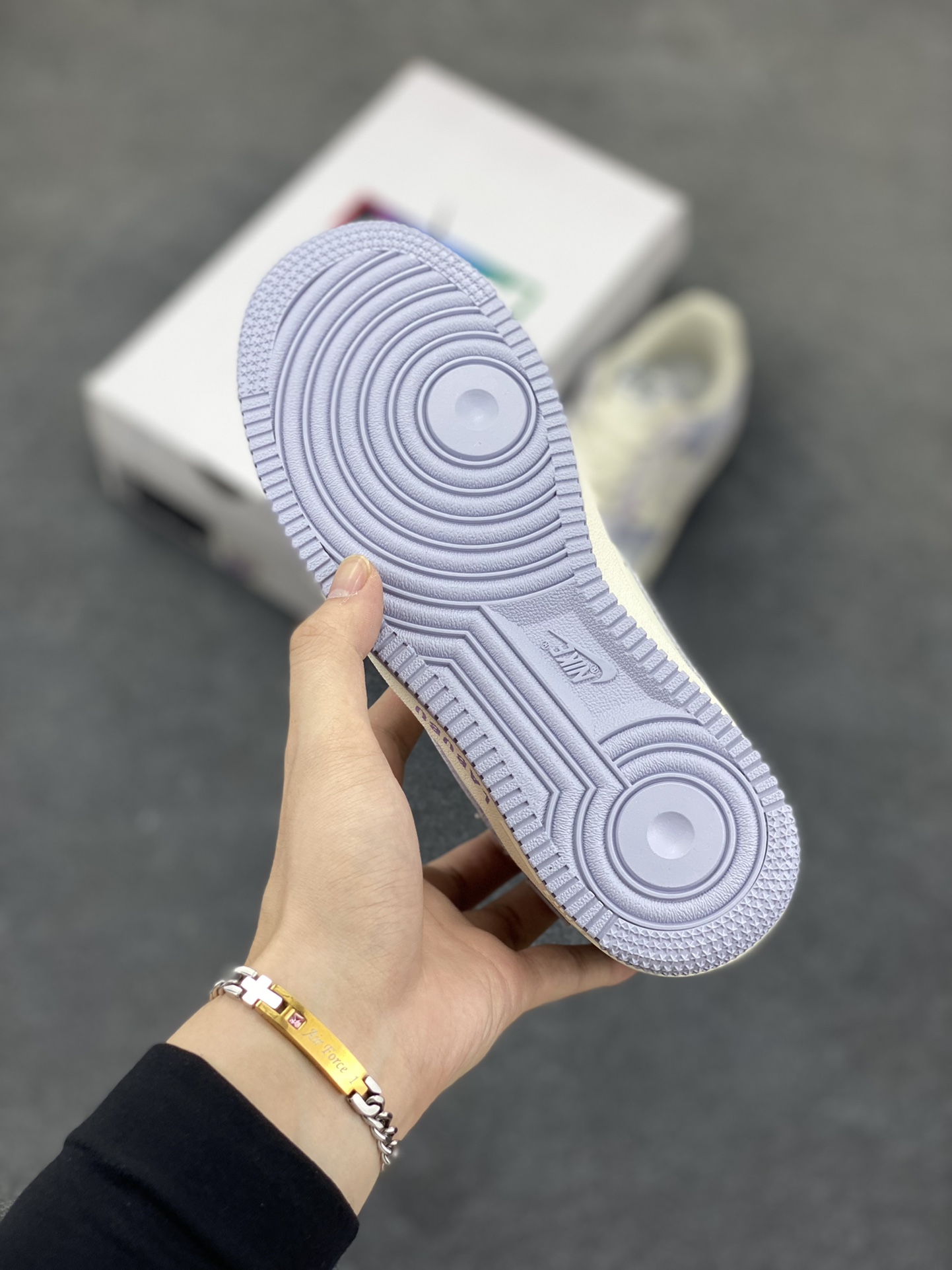 图片[5]-Nike Air Force 1 Low X Labubu “拉布布紫”空军一号低帮休闲运动板鞋 拉布布是一个充满魅力的小精灵。它有着色彩斑斓的身体，像是从梦幻世界中走出来的一样。它的眼睛如同璀璨的宝石，闪烁着神秘的光芒。 货号：DB3301-221 尺码：36 36.5 37.5 38 38.5 39 40 40.5 41 42 42.5 43 44 44.5 45-选品中心