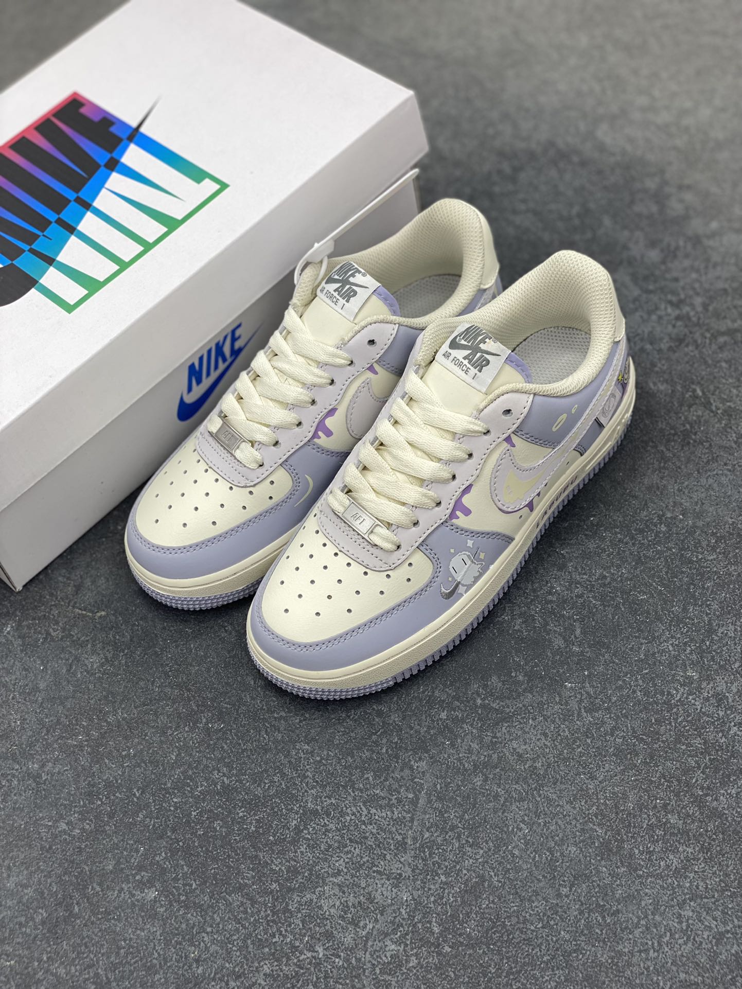 图片[8]-Nike Air Force 1 Low X Labubu “拉布布紫”空军一号低帮休闲运动板鞋 拉布布是一个充满魅力的小精灵。它有着色彩斑斓的身体，像是从梦幻世界中走出来的一样。它的眼睛如同璀璨的宝石，闪烁着神秘的光芒。 货号：DB3301-221 尺码：36 36.5 37.5 38 38.5 39 40 40.5 41 42 42.5 43 44 44.5 45-选品中心