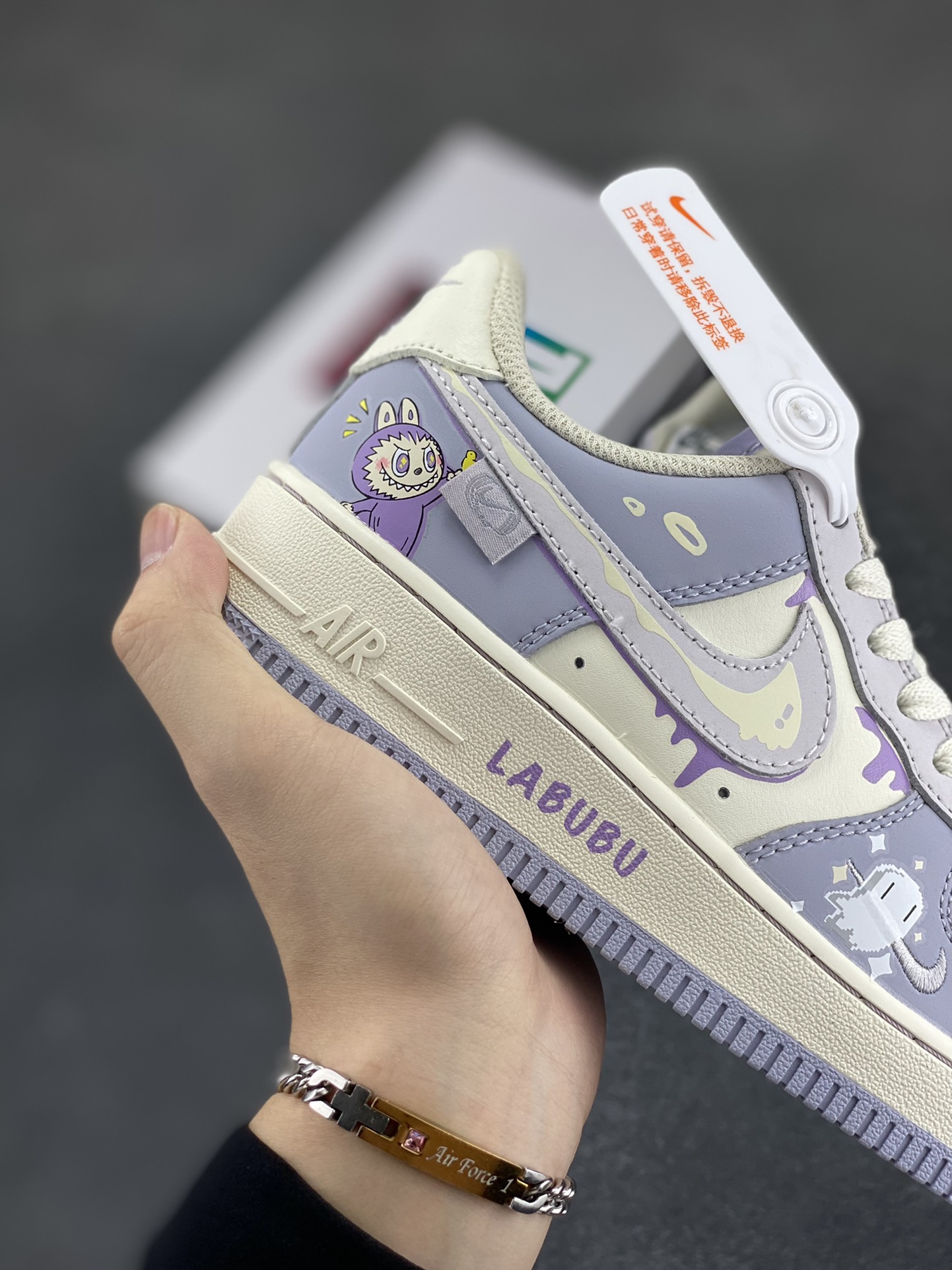 图片[6]-Nike Air Force 1 Low X Labubu “拉布布紫”空军一号低帮休闲运动板鞋 拉布布是一个充满魅力的小精灵。它有着色彩斑斓的身体，像是从梦幻世界中走出来的一样。它的眼睛如同璀璨的宝石，闪烁着神秘的光芒。 货号：DB3301-221 尺码：36 36.5 37.5 38 38.5 39 40 40.5 41 42 42.5 43 44 44.5 45-选品中心