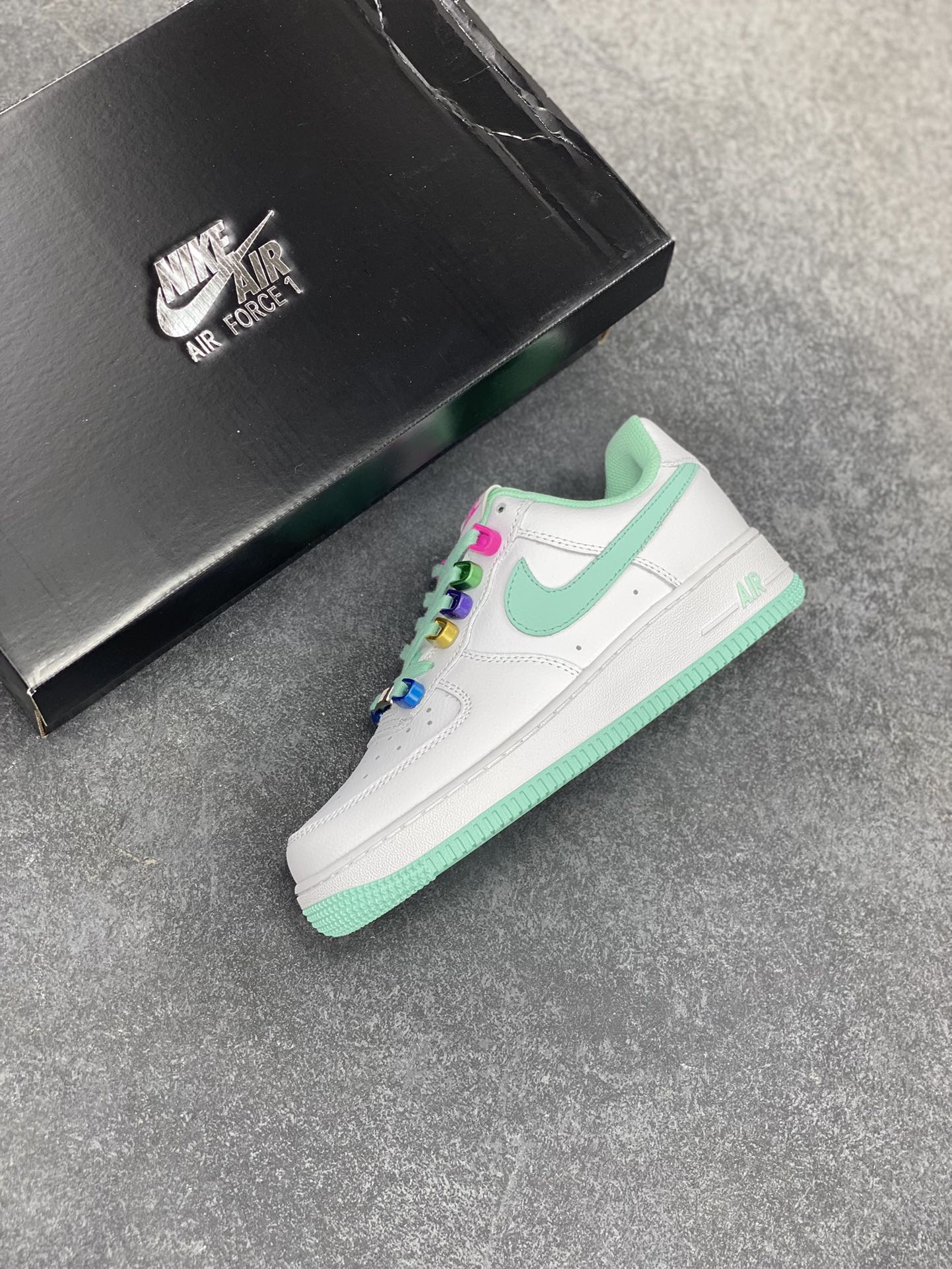 图片[7]-NIke Air Force 1 \’07 Low “五彩缤纷”空军一号 低帮 运动鞋 休闲鞋 折边针车 工艺难度大 原楦头原纸板 原装鞋盒 定制五金配件 内置全掌气垫 原厂鞋底 货号：DH7561-107 尺码：36 36.5 37.5 38 38.5 39 40 (无男码）-选品中心