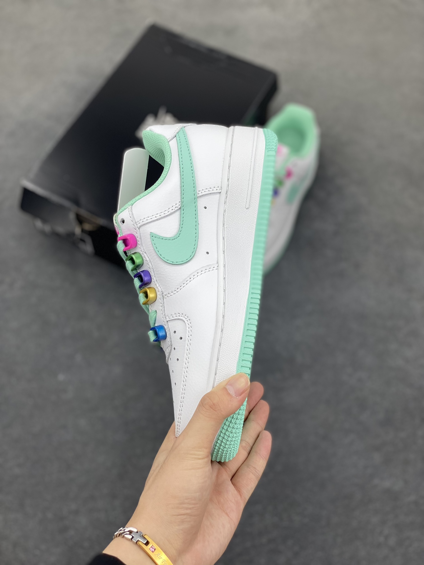 图片[3]-NIke Air Force 1 \’07 Low “五彩缤纷”空军一号 低帮 运动鞋 休闲鞋 折边针车 工艺难度大 原楦头原纸板 原装鞋盒 定制五金配件 内置全掌气垫 原厂鞋底 货号：DH7561-107 尺码：36 36.5 37.5 38 38.5 39 40 (无男码）-选品中心