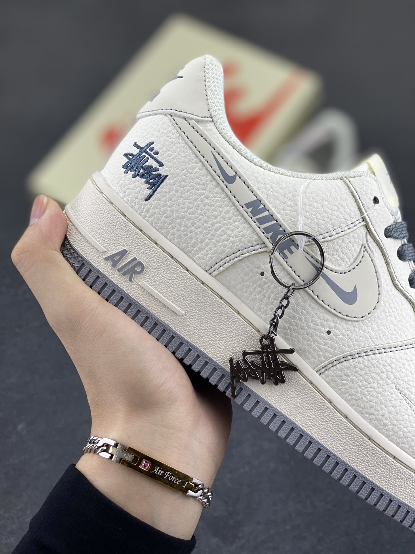 图片[6]-Nike Air Force 1 Low 空军一号低帮百搭休闲运动板鞋。柔软、弹性十足的缓震性能和出色的中底设计，横跨复古与现代的外型结合，造就出风靡全球三十多年的Force 1，直到今天还深受青睐。 货号：HH7518-064 尺码：36 36.5 37.5 38 38.5 39 40 40.5 41 42 42.5 43 44 44.5 45-选品中心