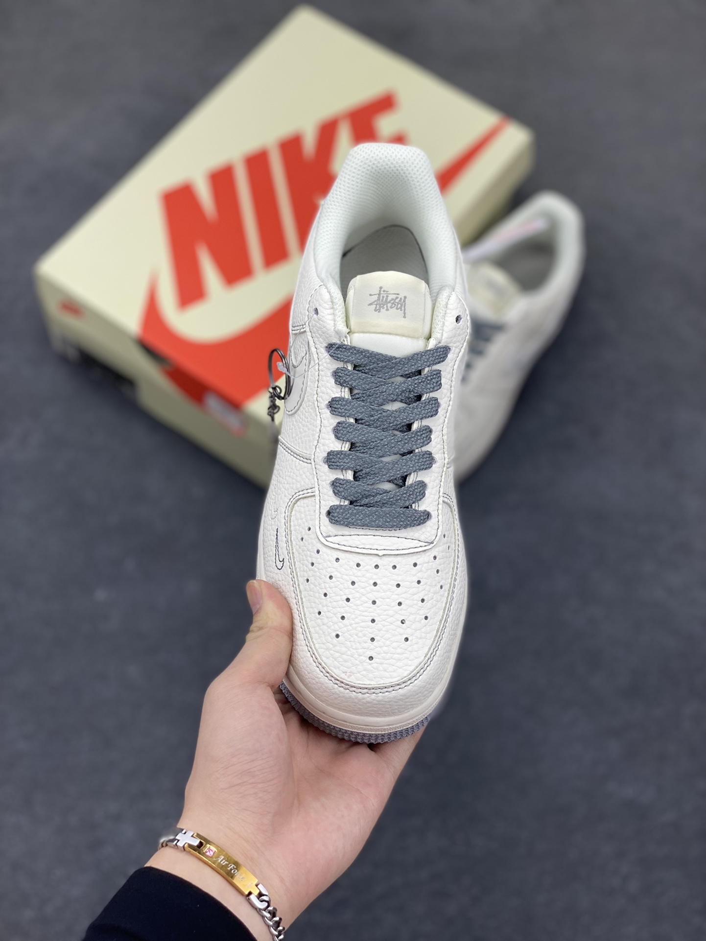 图片[2]-Nike Air Force 1 Low 空军一号低帮百搭休闲运动板鞋。柔软、弹性十足的缓震性能和出色的中底设计，横跨复古与现代的外型结合，造就出风靡全球三十多年的Force 1，直到今天还深受青睐。 货号：HH7518-064 尺码：36 36.5 37.5 38 38.5 39 40 40.5 41 42 42.5 43 44 44.5 45-选品中心