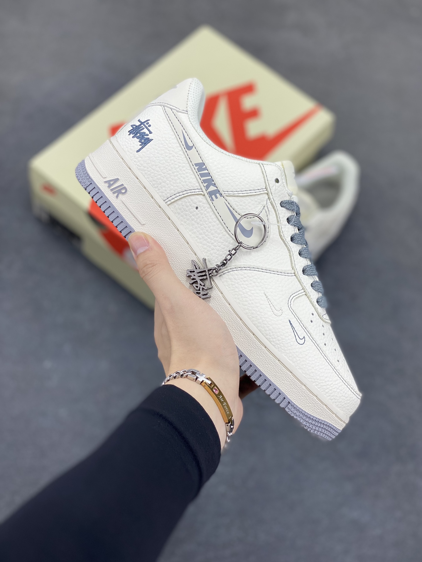 Nike Air Force 1 Low 空军一号低帮百搭休闲运动板鞋。柔软、弹性十足的缓震性能和出色的中底设计,横跨复古与现代的外型结合,造就出风靡全球三十多年的Force 1,直到今天还深受青睐。 货号:HH7518-064 尺码:36 36.5 37.5 38 38.5 39 40 40.5 41 42 42.5 43 44 44.5 45-选品中心