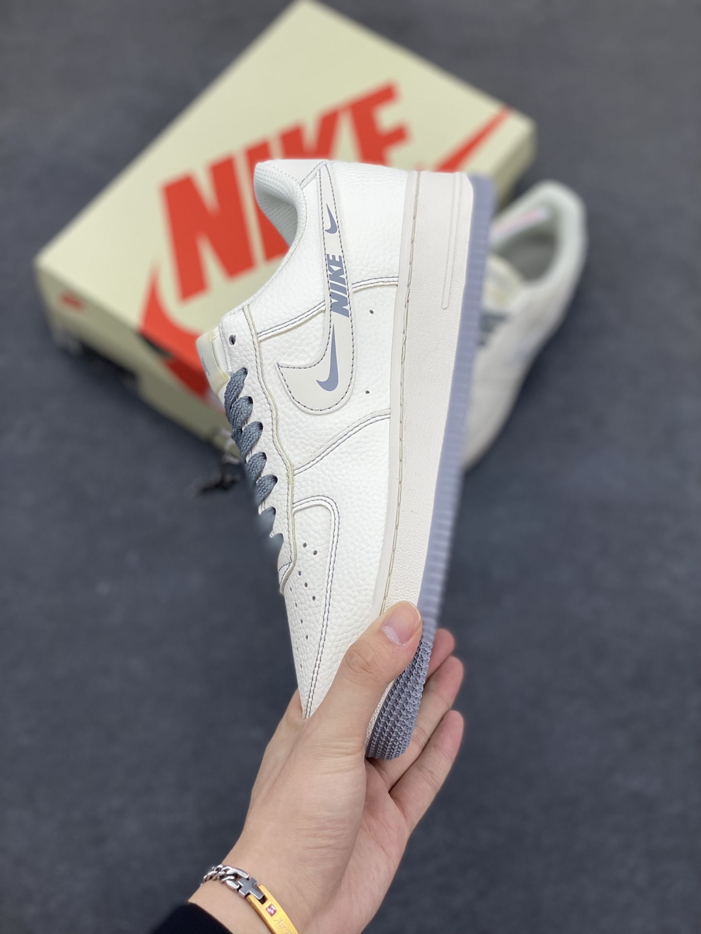 图片[3]-Nike Air Force 1 Low 空军一号低帮百搭休闲运动板鞋。柔软、弹性十足的缓震性能和出色的中底设计，横跨复古与现代的外型结合，造就出风靡全球三十多年的Force 1，直到今天还深受青睐。 货号：HH7518-064 尺码：36 36.5 37.5 38 38.5 39 40 40.5 41 42 42.5 43 44 44.5 45-选品中心