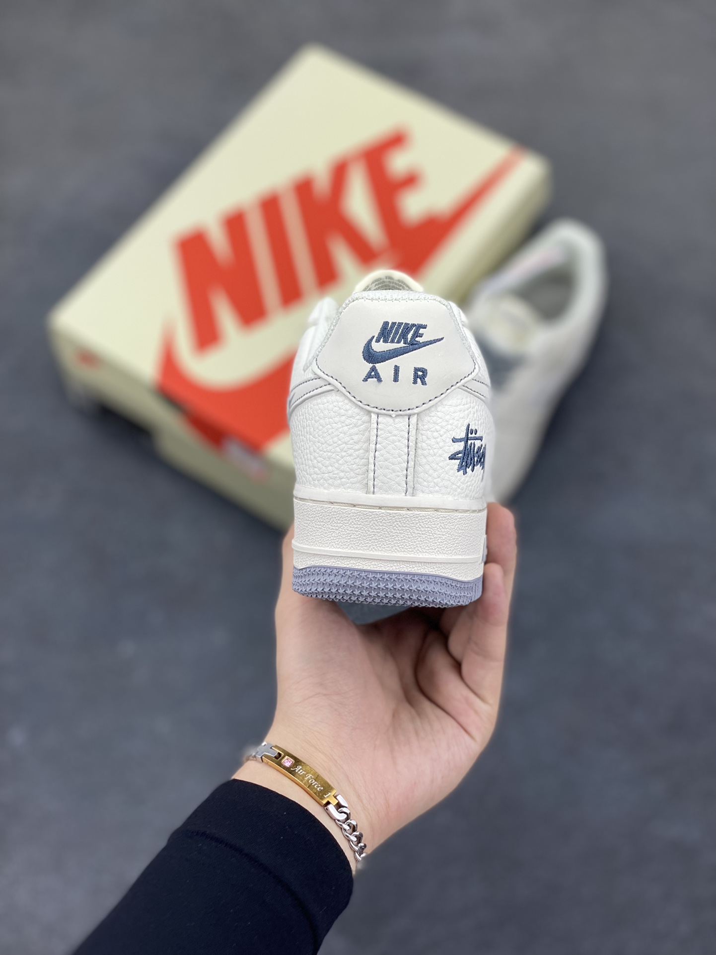 图片[4]-Nike Air Force 1 Low 空军一号低帮百搭休闲运动板鞋。柔软、弹性十足的缓震性能和出色的中底设计，横跨复古与现代的外型结合，造就出风靡全球三十多年的Force 1，直到今天还深受青睐。 货号：HH7518-064 尺码：36 36.5 37.5 38 38.5 39 40 40.5 41 42 42.5 43 44 44.5 45-选品中心
