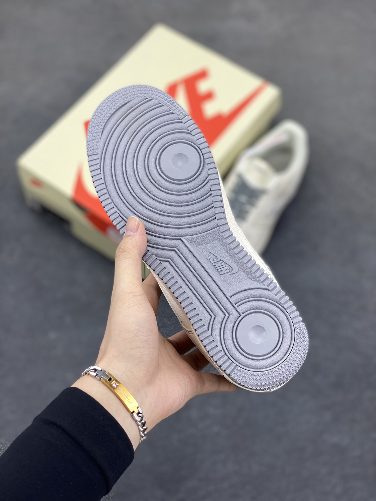 图片[5]-Nike Air Force 1 Low 空军一号低帮百搭休闲运动板鞋。柔软、弹性十足的缓震性能和出色的中底设计，横跨复古与现代的外型结合，造就出风靡全球三十多年的Force 1，直到今天还深受青睐。 货号：HH7518-064 尺码：36 36.5 37.5 38 38.5 39 40 40.5 41 42 42.5 43 44 44.5 45-选品中心