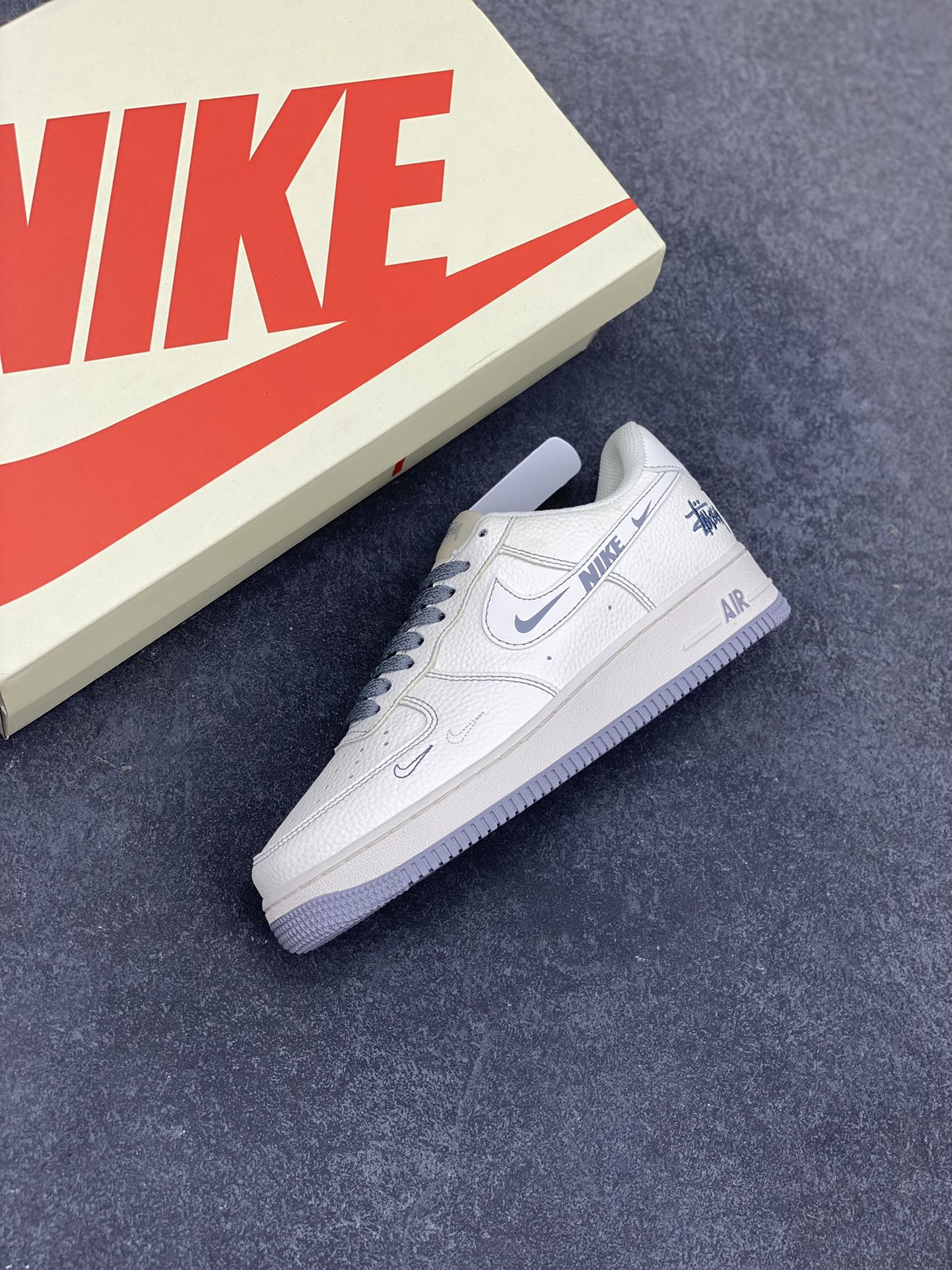 图片[7]-Nike Air Force 1 Low 空军一号低帮百搭休闲运动板鞋。柔软、弹性十足的缓震性能和出色的中底设计，横跨复古与现代的外型结合，造就出风靡全球三十多年的Force 1，直到今天还深受青睐。 货号：HH7518-064 尺码：36 36.5 37.5 38 38.5 39 40 40.5 41 42 42.5 43 44 44.5 45-选品中心