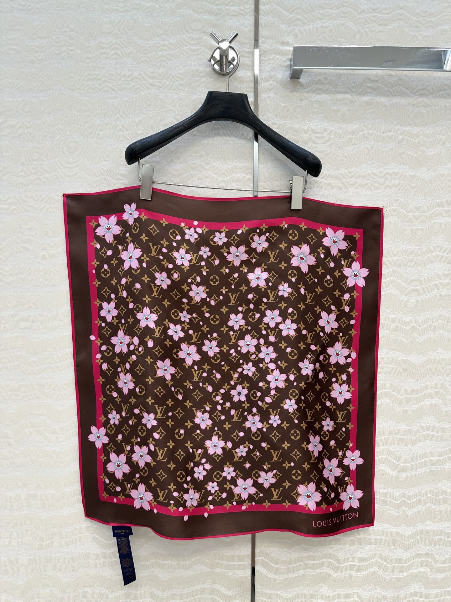 🙋‍♀️“丝巾召唤术”🎁高端品质，村上隆联名必入的一款万搭单品，MONOGRAM樱花🌸印花真丝方巾，采用