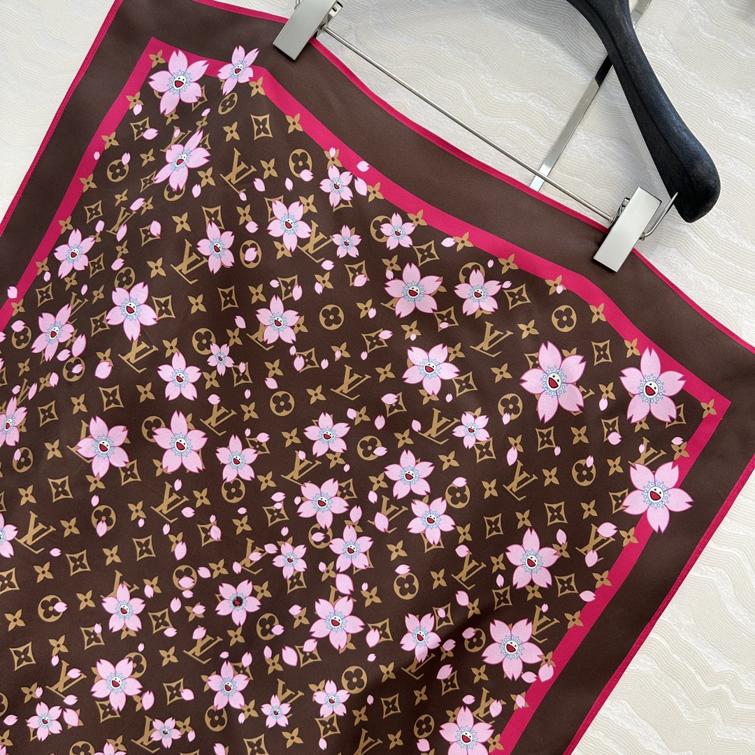 🙋‍♀️“丝巾召唤术”🎁高端品质，村上隆联名必入的一款万搭单品，MONOGRAM樱花🌸印花真丝方巾，采用