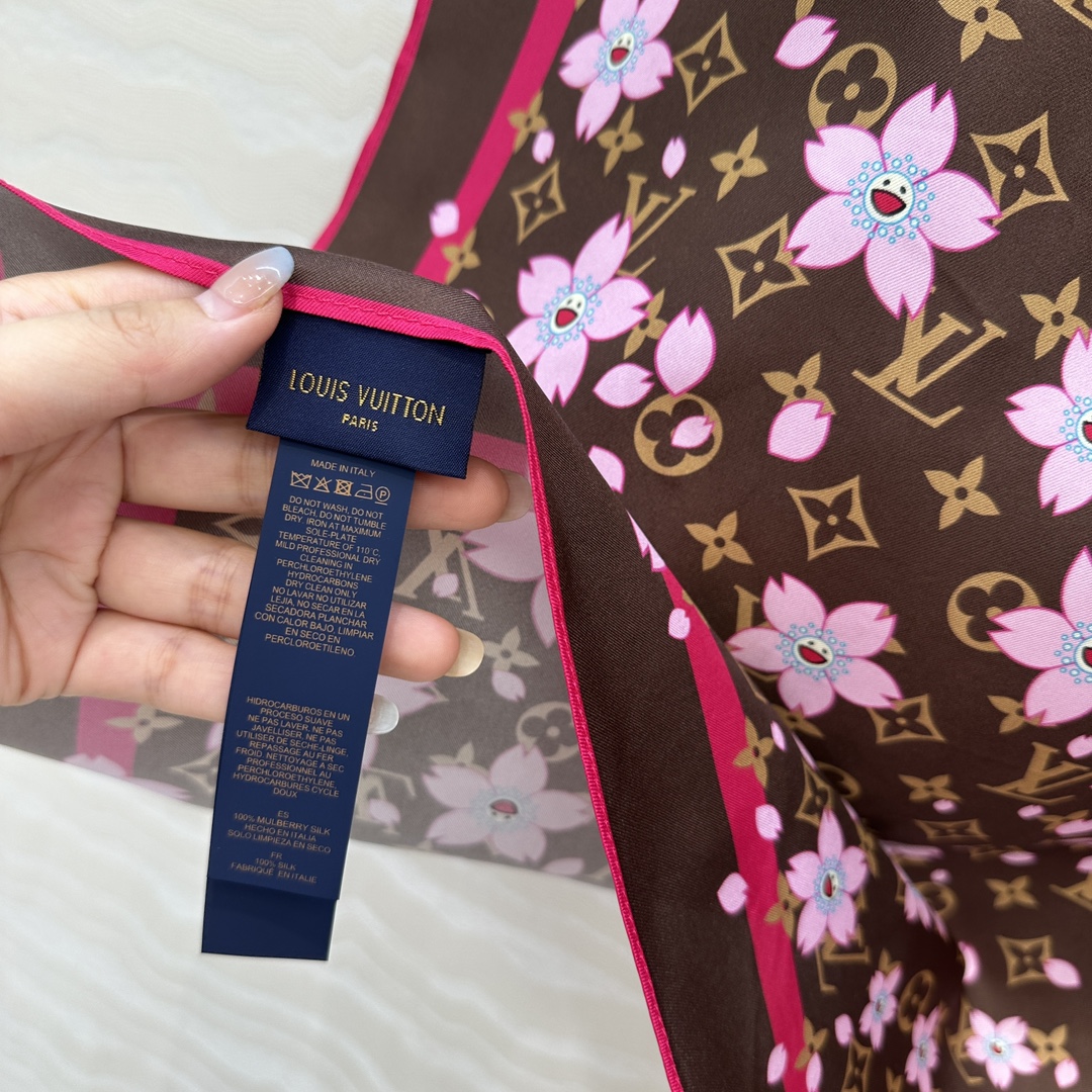 🙋‍♀️“丝巾召唤术”🎁高端品质，村上隆联名必入的一款万搭单品，MONOGRAM樱花🌸印花真丝方巾，采用