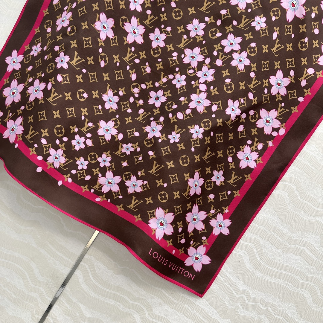 🙋‍♀️“丝巾召唤术”🎁高端品质，村上隆联名必入的一款万搭单品，MONOGRAM樱花🌸印花真丝方巾，采用