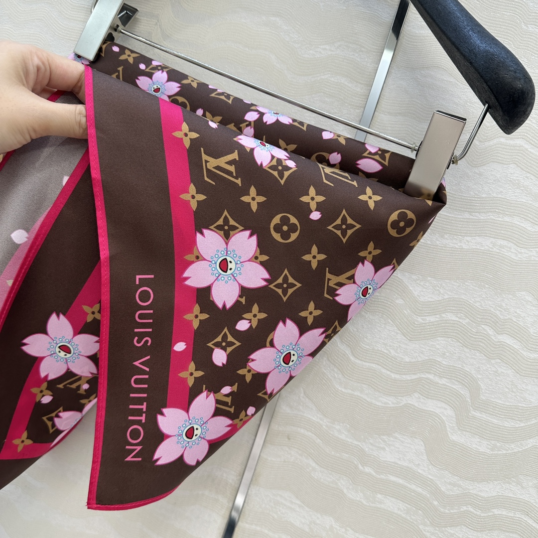 🙋‍♀️“丝巾召唤术”🎁高端品质，村上隆联名必入的一款万搭单品，MONOGRAM樱花🌸印花真丝方巾，采用