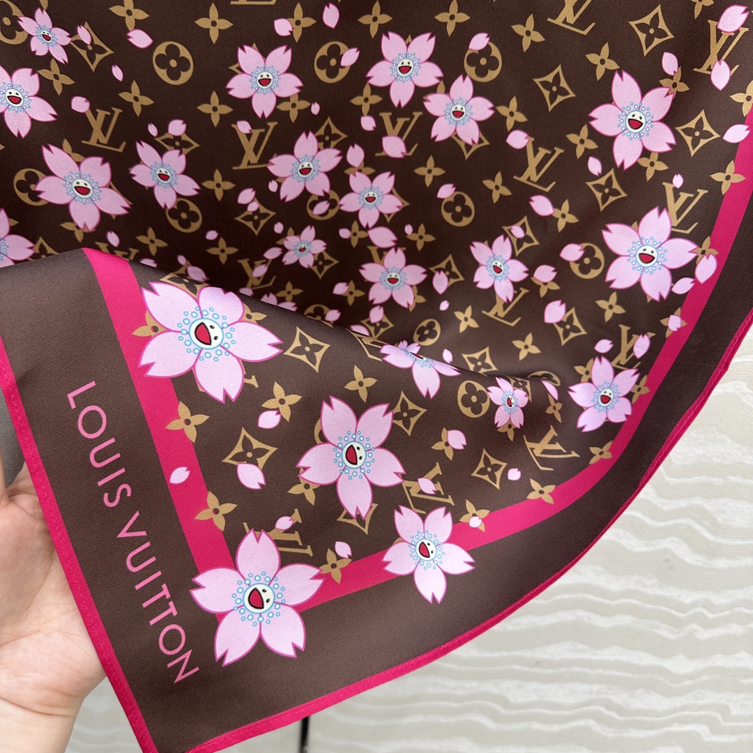 🙋‍♀️“丝巾召唤术”🎁高端品质，村上隆联名必入的一款万搭单品，MONOGRAM樱花🌸印花真丝方巾，采用