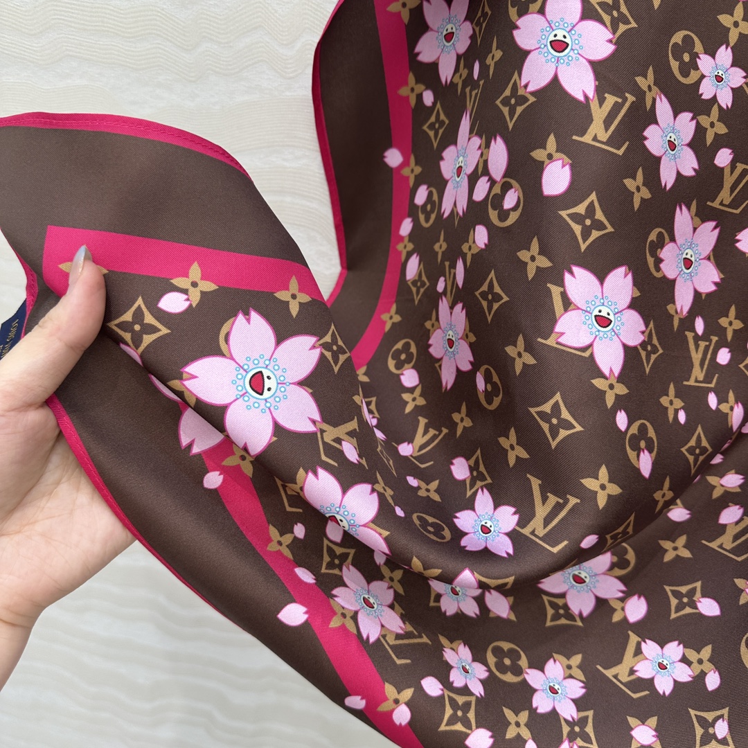 🙋‍♀️“丝巾召唤术”🎁高端品质，村上隆联名必入的一款万搭单品，MONOGRAM樱花🌸印花真丝方巾，采用