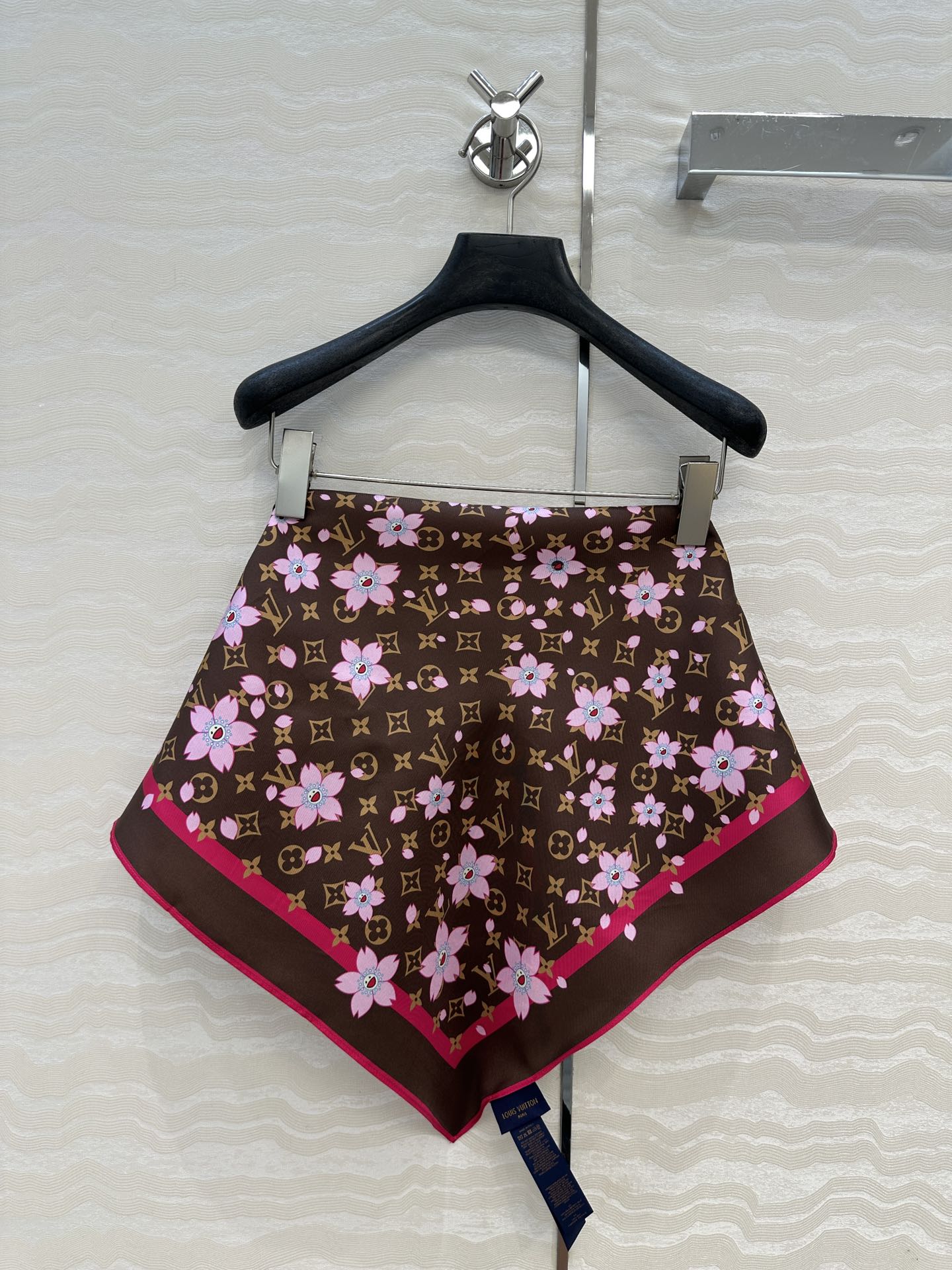 🙋‍♀️“丝巾召唤术”🎁高端品质，村上隆联名必入的一款万搭单品，MONOGRAM樱花🌸印花真丝方巾，采用