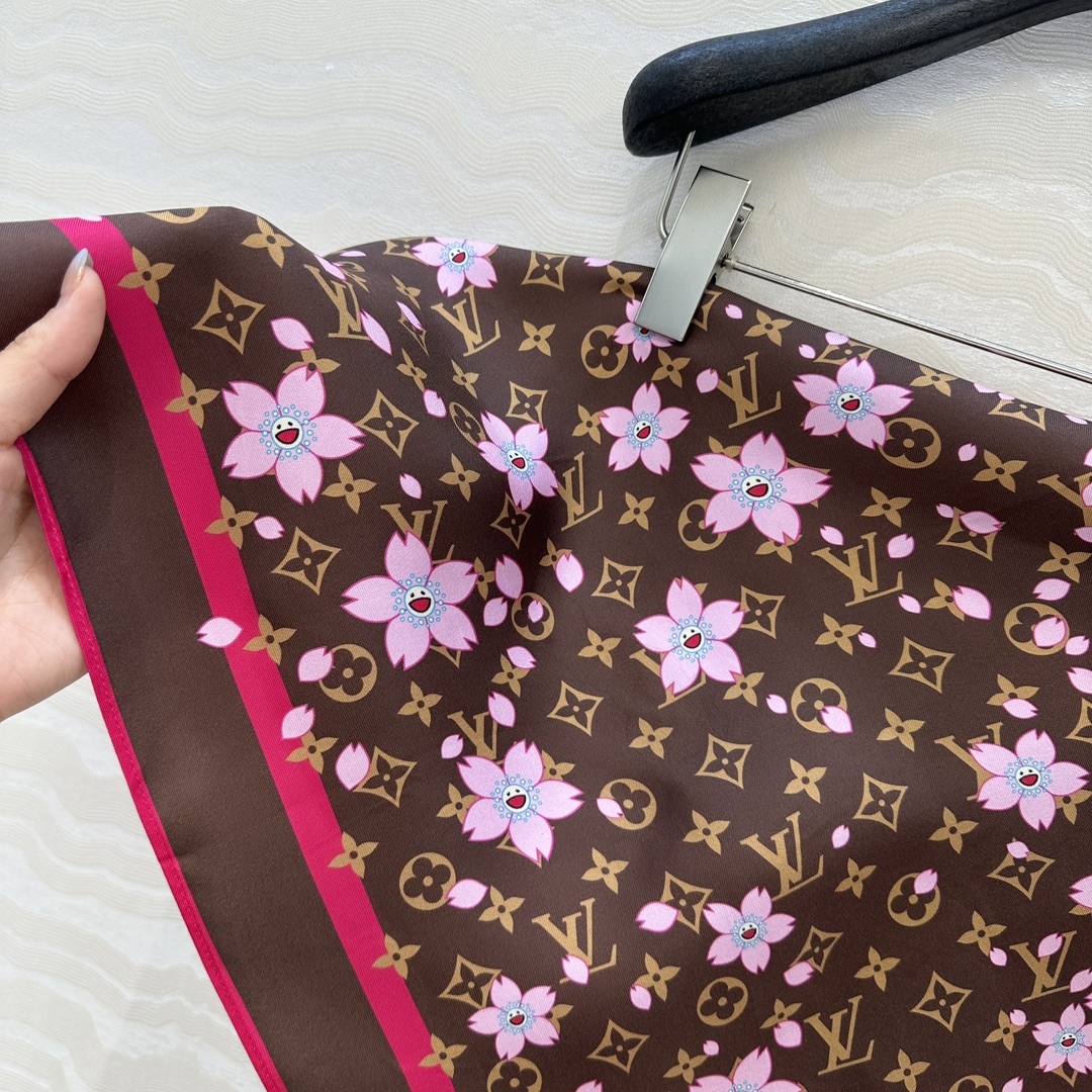 🙋‍♀️“丝巾召唤术”🎁高端品质，村上隆联名必入的一款万搭单品，MONOGRAM樱花🌸印花真丝方巾，采用