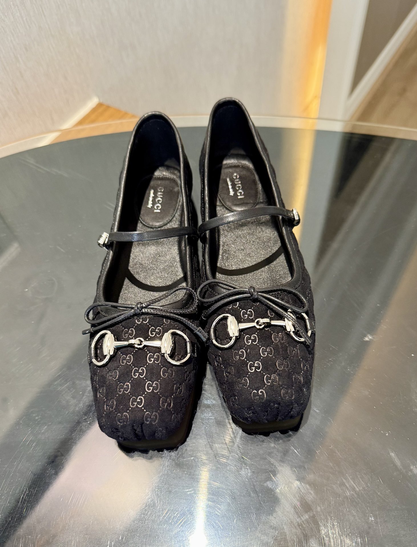 NO:670059,GuCC 2025 early spring 25 series new flat ballet shoes horsebit new small square toe shoes, square toe design with elegant bow details, classic, refined, elegant, playful and fashionable flat shoes, creating an excellent wearing experience. Fabric original custom sheep lining/foot pads high-end custom sheepskin lining high flat bottom sole Italian leather sole size 35-42) 40 41  42 customized, non-returnable)., ballet shoes, gucci, flats, sheepskin, sheep19860909GuCC 2025早春25系列新品平底芭蕾鞋马衔扣新款小方头单鞋,鞋头方形设计搭配雅致的蝴蝶结细节,经典精致优雅俏皮时髦平底鞋,打造出色的穿着体验. 面料原版定制羊猄 内里／垫脚高端定制羊皮里 跟高平底 大底意大利真皮底 尺码35-42）40 41 42定做,不退换）.,芭蕾舞鞋,gucci,flats,sheepskin,sheep,Women's Shoes