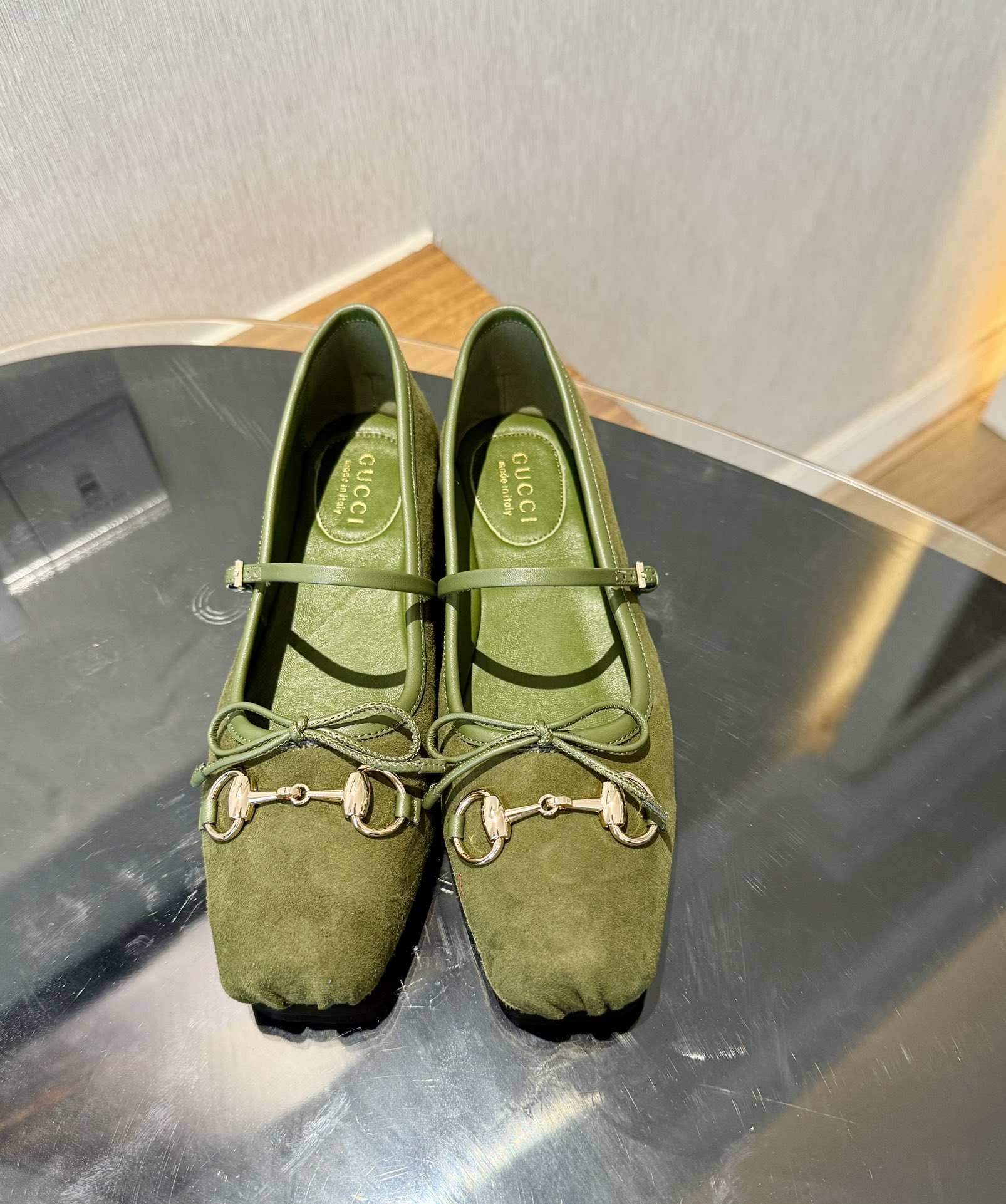 NO:670061,GuCC 2025 early spring 25 series new flat ballet shoes horsebit new small square toe shoes, square toe design with elegant bow details, classic, refined, elegant, playful and fashionable flat shoes, creating an excellent wearing experience. Fabric original custom sheep lining/foot pads high-end custom sheepskin lining high flat bottom sole Italian leather sole size 35-42) 40 41  42 customized, non-returnable)., ballet shoes, gucci, flats, sheepskin, sheep19860909GuCC 2025早春25系列新品平底芭蕾鞋马衔扣新款小方头单鞋,鞋头方形设计搭配雅致的蝴蝶结细节,经典精致优雅俏皮时髦平底鞋,打造出色的穿着体验. 面料原版定制羊猄 内里／垫脚高端定制羊皮里 跟高平底 大底意大利真皮底 尺码35-42）40 41 42定做,不退换）.,芭蕾舞鞋,gucci,flats,sheepskin,sheep,Women's Shoes