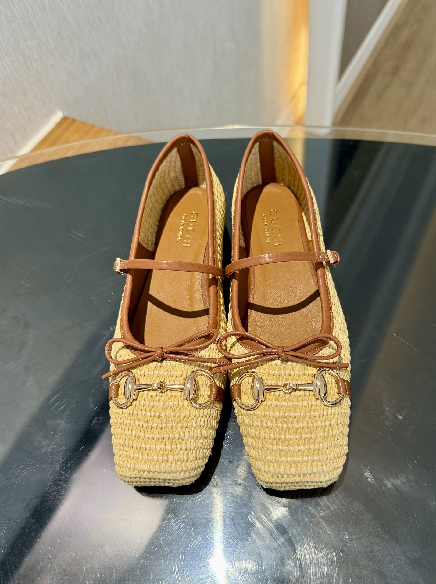 NO:670066,GuCC early autumn 25 series new flat ballet shoes, horsebit, new small square toe shoes, square toe design with elegant bow details, classic, refined, elegant, playful and fashionable flat shoes, made of raffia crochet fabric to create an excellent wearing experience. Fabric imported raffia, lining/foot pads, high-end custom sheepskin lining, high flat sole, outsole, Italian genuine leather sole, size 35-42) 40 41  42 customized, non-returnable)., ballet shoes, gucci, flats, sheepskin19860909GuCC 早秋25系列新品平底芭蕾鞋马衔扣新款小方头单鞋,鞋头方形设计搭配雅致的蝴蝶结细节,经典精致优雅俏皮时髦平底鞋,以拉菲草钩织面料打造出色的穿着体验. 面料进口拉菲草 内里／垫脚高端定制羊皮里 跟高平底 大底意大利真皮底 尺码35-42）40 41 42定做,不退换）.,芭蕾舞鞋,gucci,flats,sheepskin,Women's Shoes
