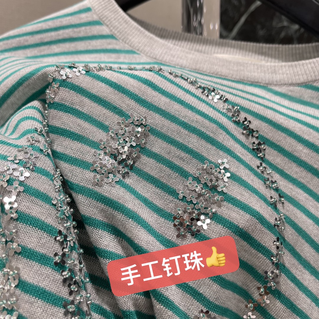 
CE 25早秋新款 条纹圆领长袖T 胸前手工缝制钉珠形成笑脸图案 通体撞色条纹装饰 条纹控必入的一款 