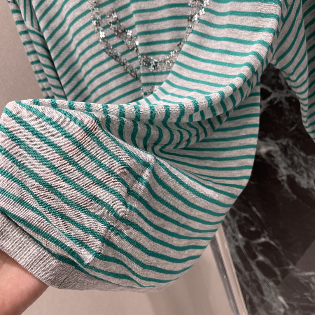 
CE 25早秋新款 条纹圆领长袖T 胸前手工缝制钉珠形成笑脸图案 通体撞色条纹装饰 条纹控必入的一款 