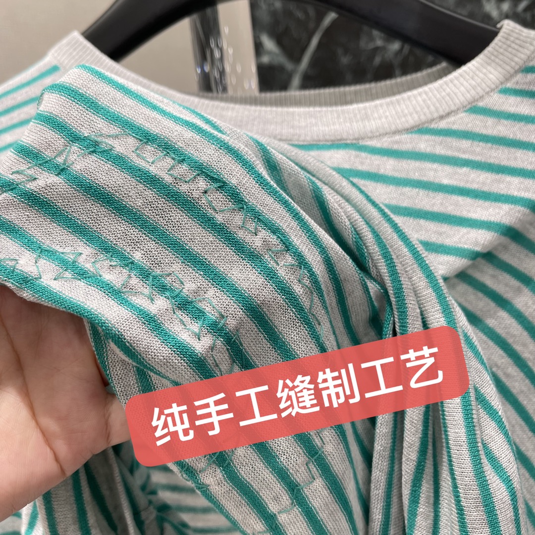 
CE 25早秋新款 条纹圆领长袖T 胸前手工缝制钉珠形成笑脸图案 通体撞色条纹装饰 条纹控必入的一款 