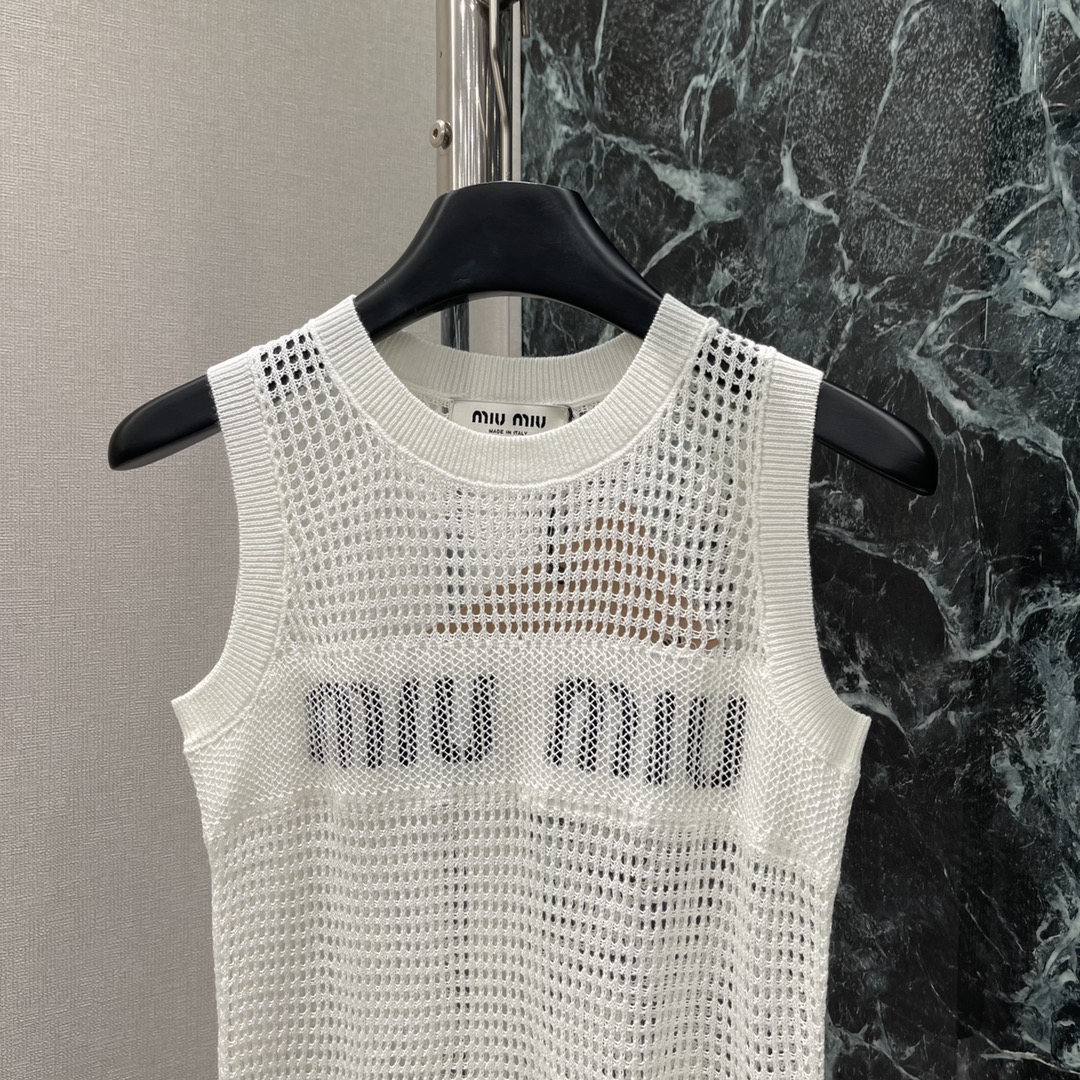 
Miu 25早秋新款 镂空针织背心 正面饰有标志性字母点缀⚜增添别具一格的色彩与品牌标志性元素 轻松塑