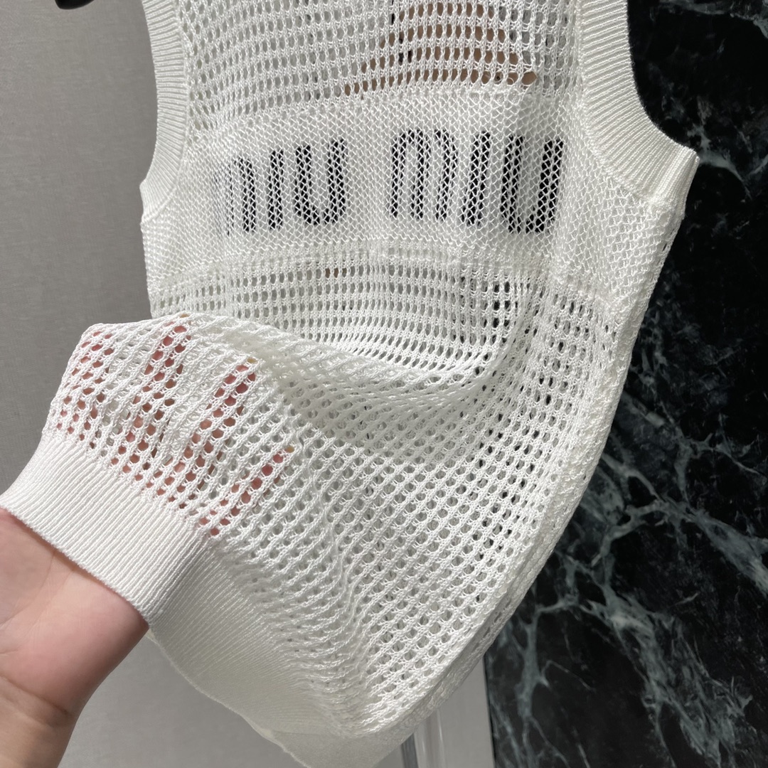 
Miu 25早秋新款 镂空针织背心 正面饰有标志性字母点缀⚜增添别具一格的色彩与品牌标志性元素 轻松塑