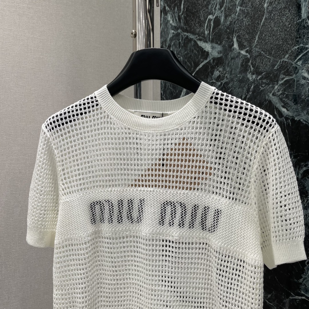 
Miu 25早秋新款 镂空针织短袖 正面饰有标志性字母点缀⚜增添别具一格的色彩与品牌标志性元素 轻松塑