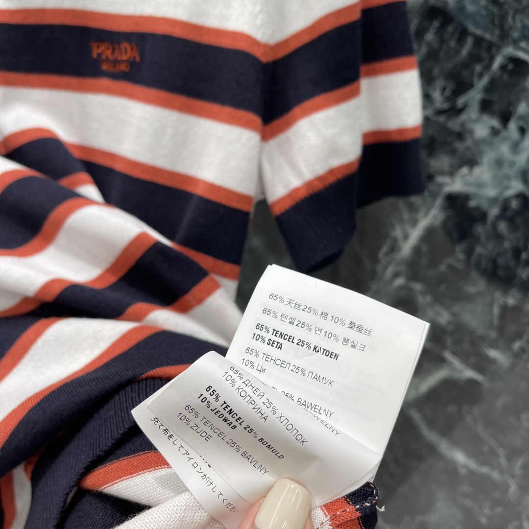 
PD 25早秋新款 条纹针织短袖 通体条纹撞色交织 亮眼满分彰显品牌个性凸显穿搭高级感 字母刺绣log