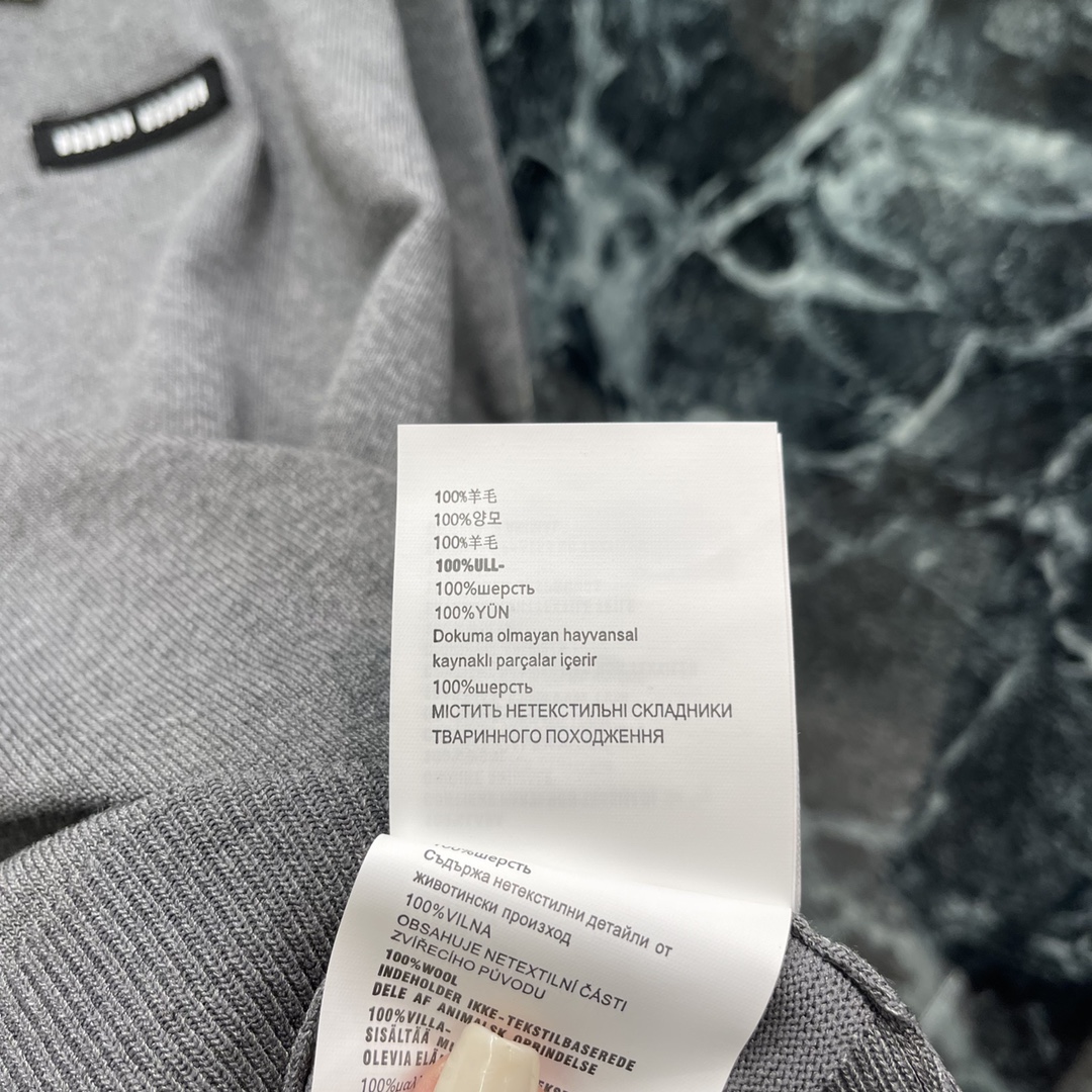 
Miu 25早秋新款 翻领针织短袖半裙套装 松紧百褶裙高级感十足气质休闲少女! 撞色翻领上衣与半裙相呼