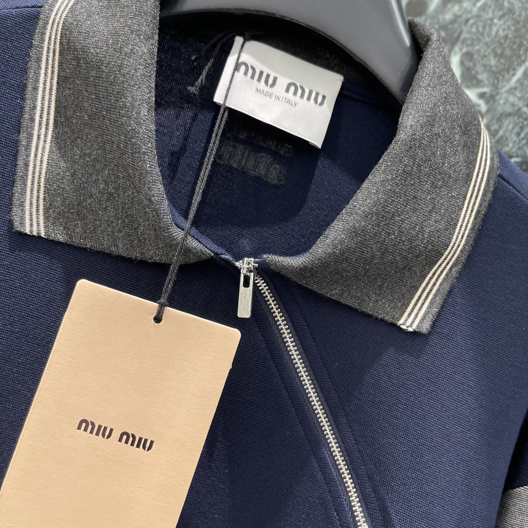
Miu 25早秋新款 斜拉链翻领卫衣 斜拉链设计上身特别好看解锁不一样的穿搭模式酷飒又帅气 轻轻松松就