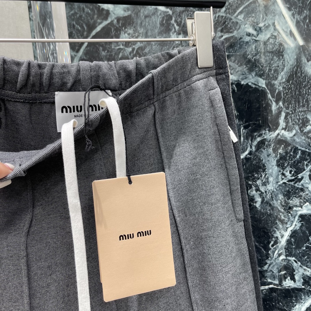 
Miu 25早秋新款 美拉德色系织带休闲长裤 高克重定制密织面料裤身两侧饰有拼色织带设计腰身松紧腰抽绳