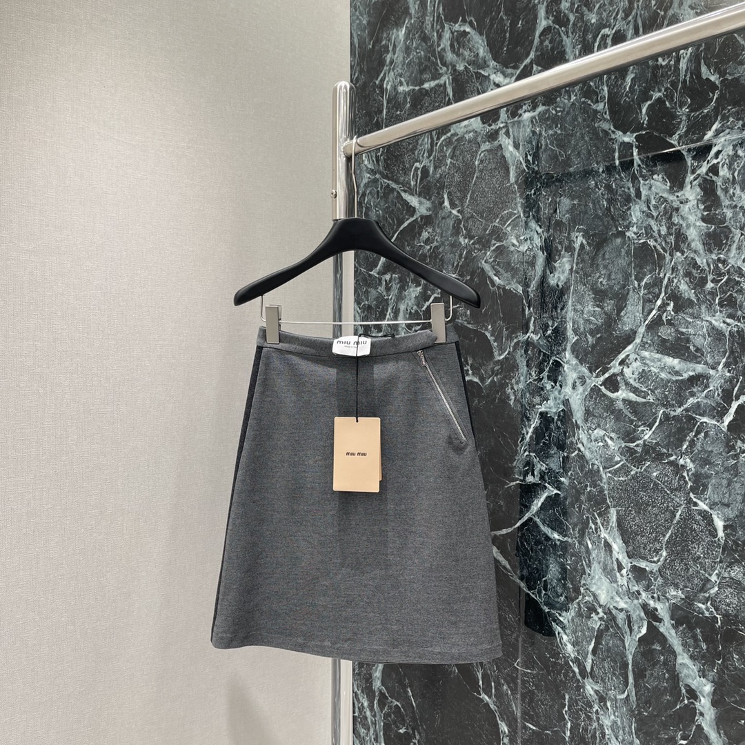 
Miu 25早秋新款 美拉德色系织带半裙 高克重定制密织面料 两侧饰有拼色织带设计 腰身松紧腰设计 背