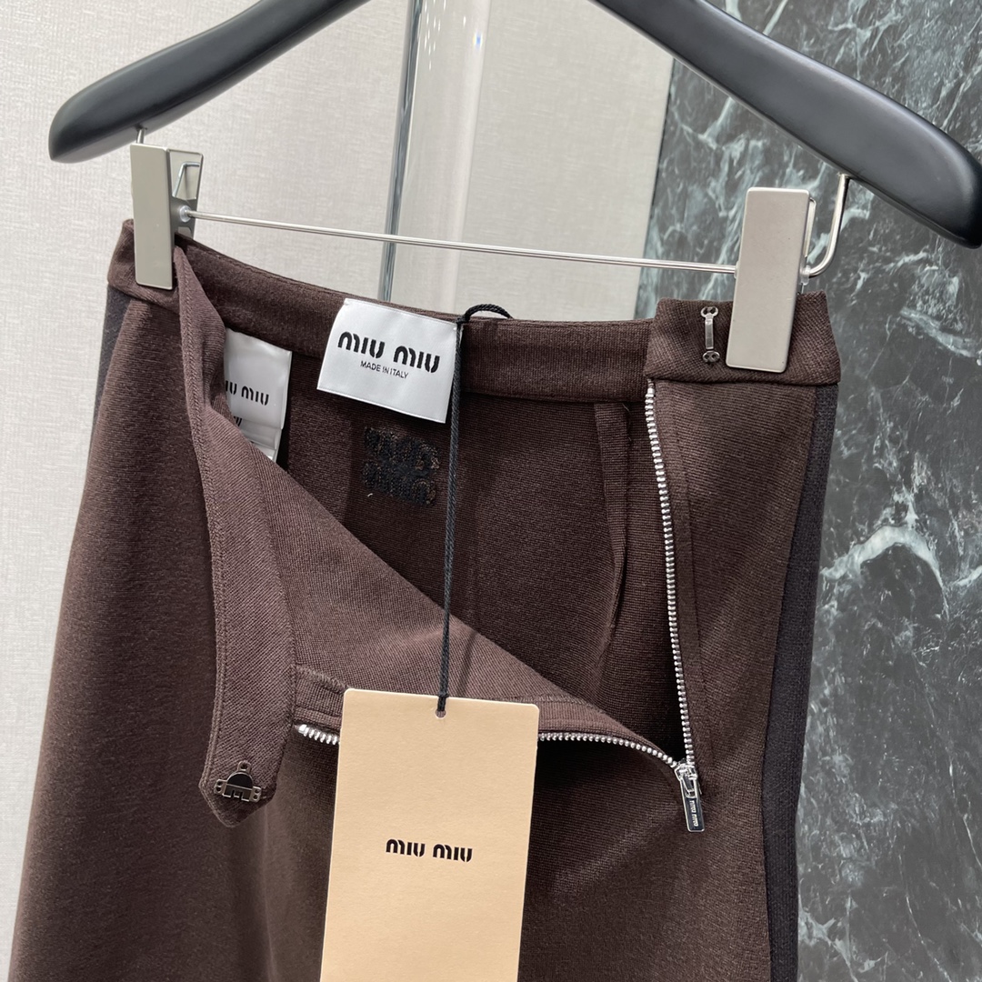 
Miu 25早秋新款 美拉德色系织带半裙 高克重定制密织面料 两侧饰有拼色织带设计 腰身松紧腰设计 背
