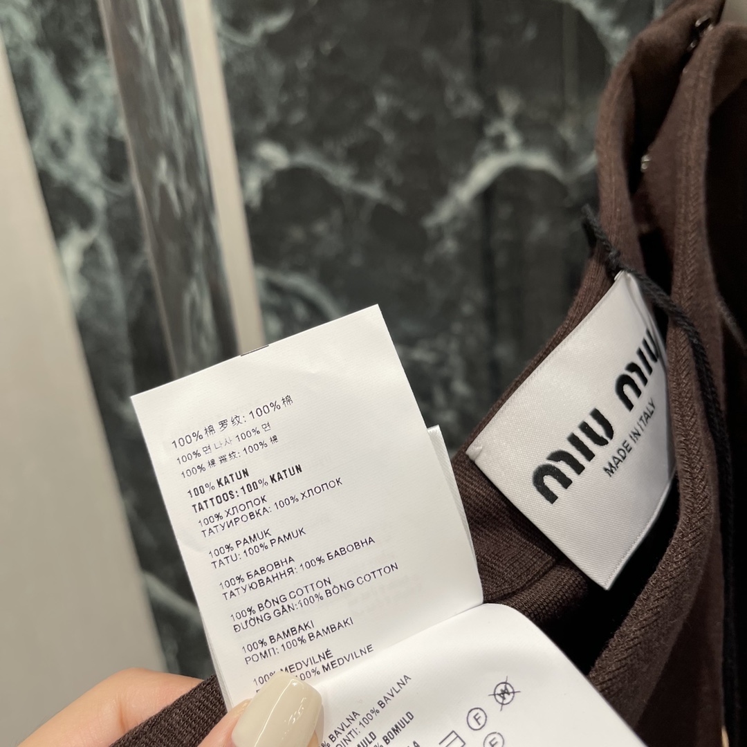 
Miu 25早秋新款 美拉德色系织带半裙 高克重定制密织面料 两侧饰有拼色织带设计 腰身松紧腰设计 背