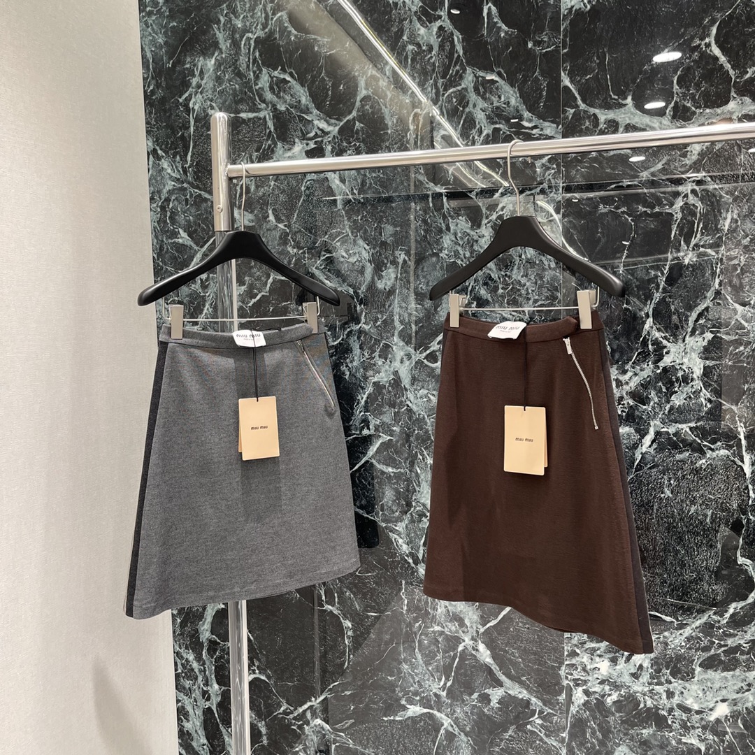 
Miu 25早秋新款 美拉德色系织带半裙 高克重定制密织面料 两侧饰有拼色织带设计 腰身松紧腰设计 背