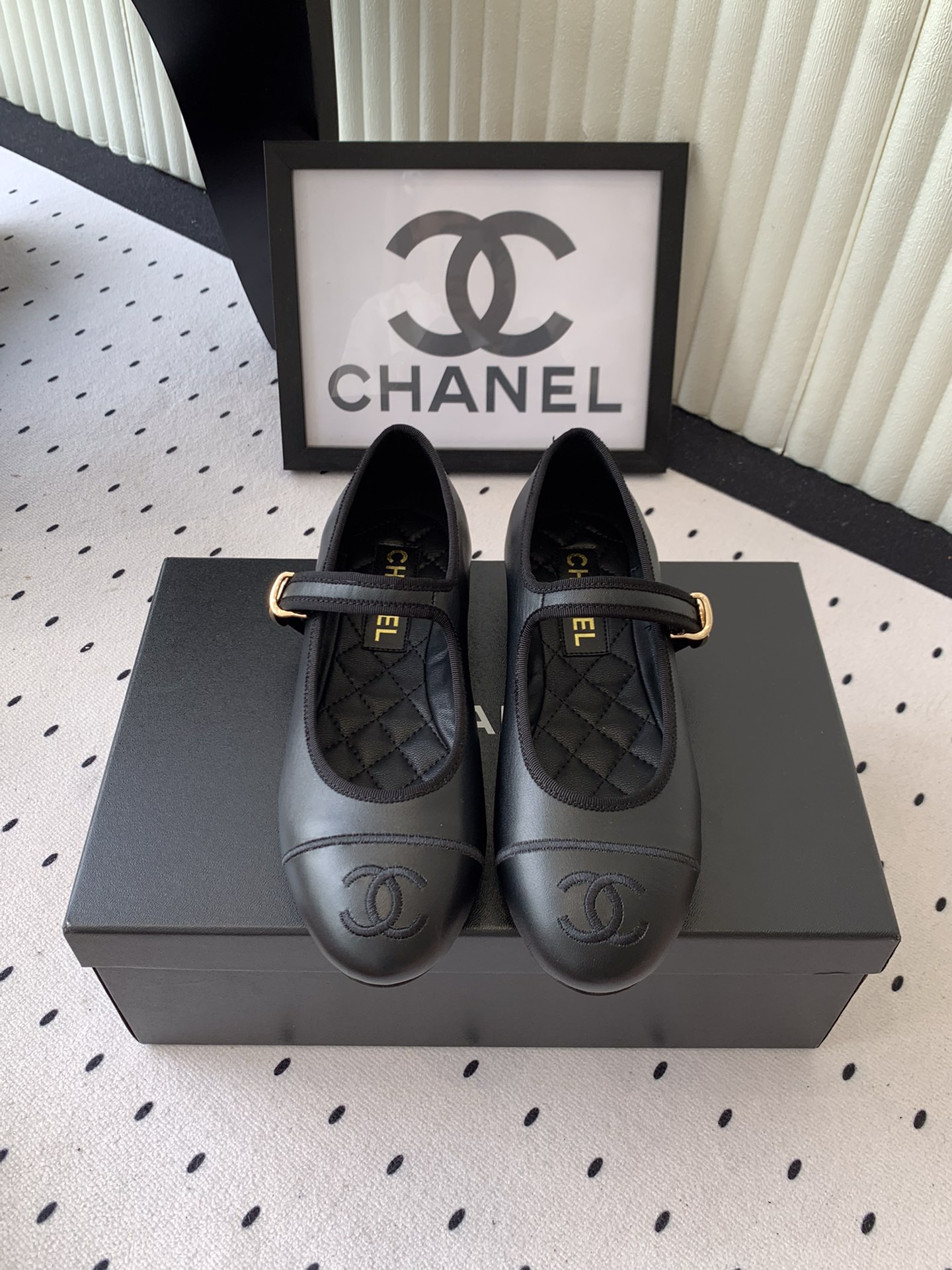 NO:411749,Chanel new single shoes, high-version shipment, essential for spring and summer wardrobe matching, sandals first choice, diamond design exclusive to the fragrant family, original imported sheepskin upper, imported crystal sheepskin lining, original mold-open custom leather sole Size: 35-39 (custom made by 40, 41), single shoes, chanel, chanel, sheepskin, Leather soles19860909Chanel新款单鞋 高版本出货 春夏衣橱搭配必备 凉拖首选 菱格设计香家专属 原版进口羊皮鞋面 进口水晶羊皮内里 原版开模定制真皮大底 Size: 35-39（40、41订做）,单鞋,chanel,chanel,sheepskin,Leather soles,Women's Shoes