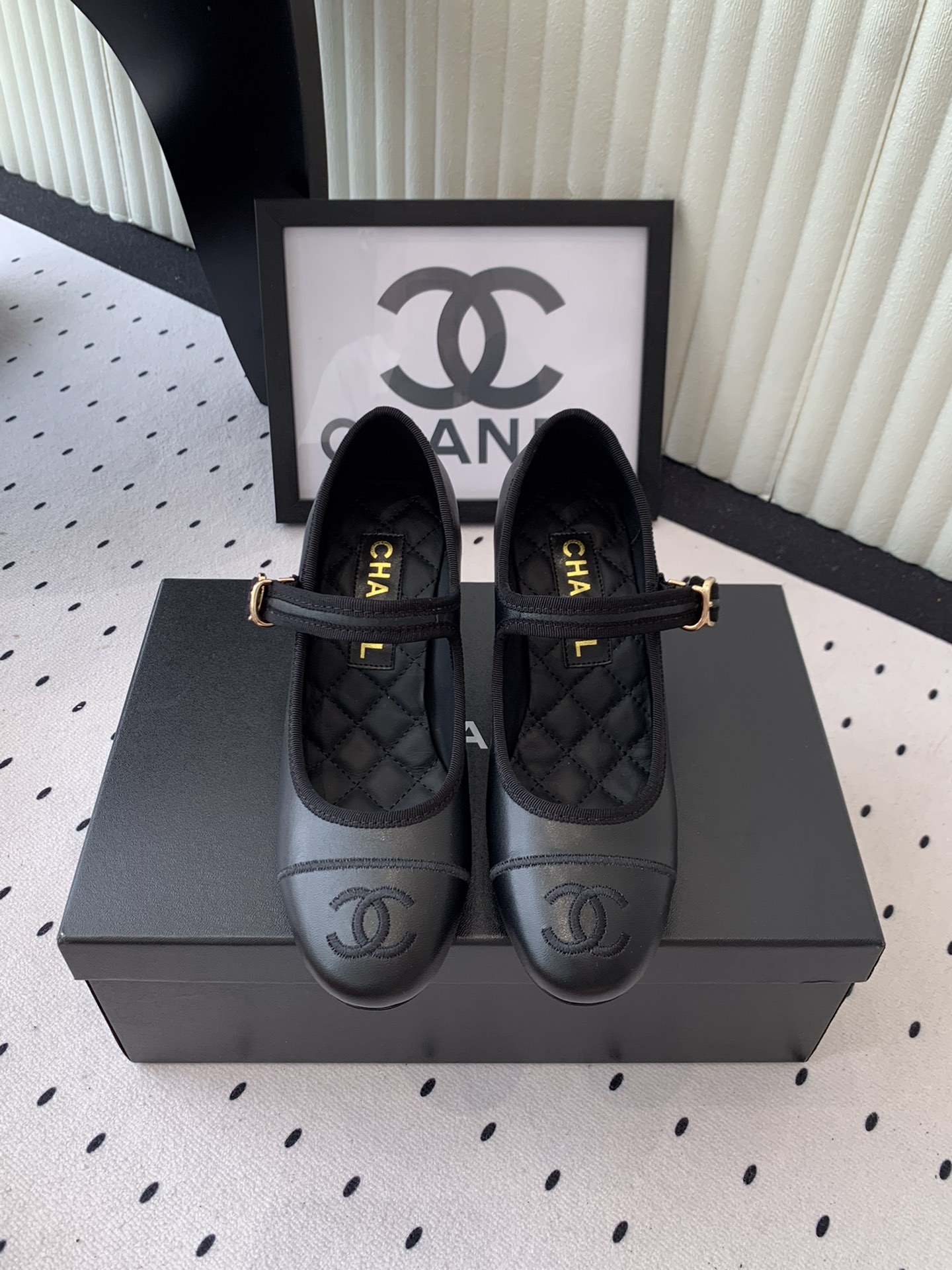 NO:411757,Chanel new high-heeled single shoes, high-version shipment, essential for spring and summer wardrobe matching, sandals first choice, diamond design exclusive to the fragrant family, original imported sheepskin upper, imported crystal sheepskin lining, original mold-open custom leather sole Size: 35-39 (custom made by 40, 41), single shoes, chanel, chanel, sheepskin, Leather soles19860909Chanel新款高跟单鞋 高版本出货 春夏衣橱搭配必备 凉拖首选 菱格设计香家专属 原版进口羊皮鞋面 进口水晶羊皮内里 原版开模定制真皮大底 Size: 35-39（40、41订做）,单鞋,chanel,chanel,sheepskin,Leather soles,Women's Shoes